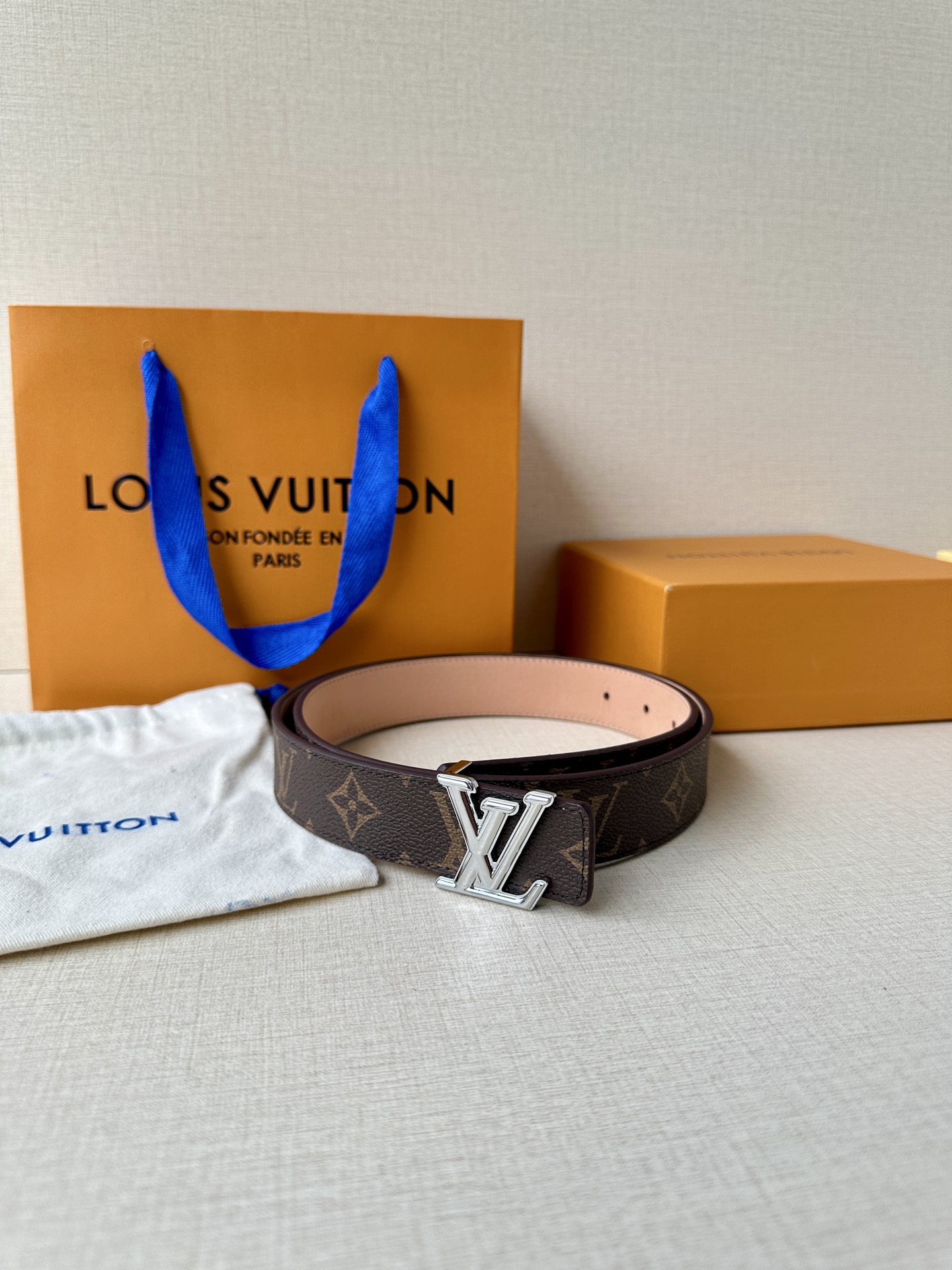  本款3.0宽LV Initiales 双面腰带选用 Monogram 帆布和沙底皮革，以新款抛光 LV