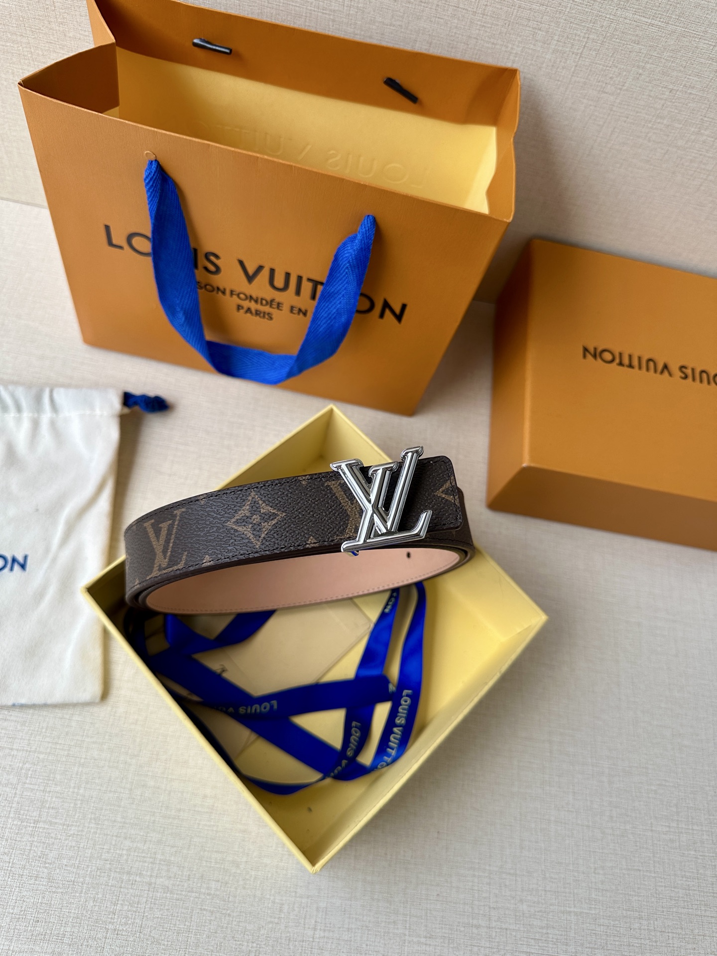  本款3.0宽LV Initiales 双面腰带选用 Monogram 帆布和沙底皮革，以新款抛光 LV