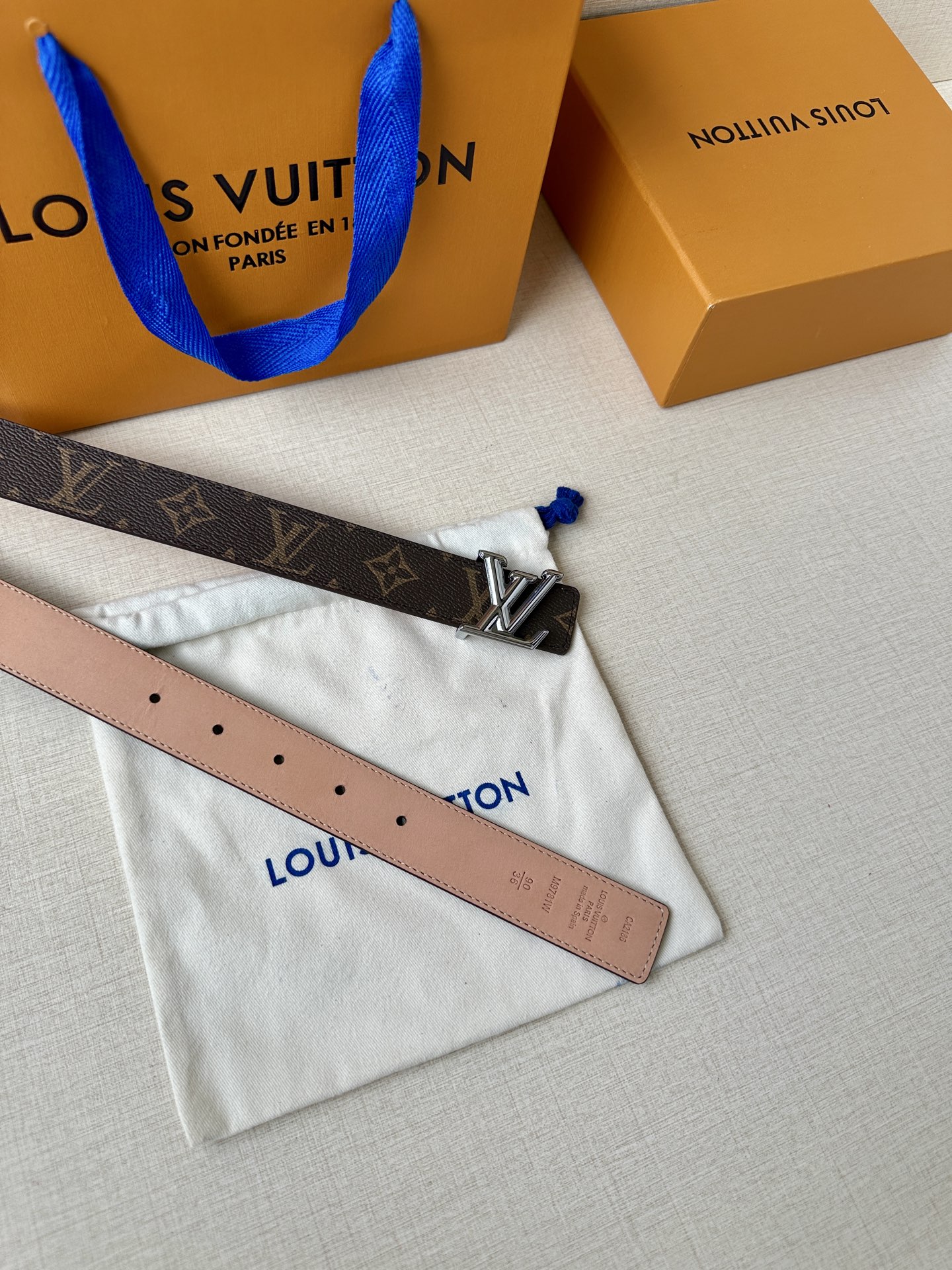  本款3.0宽LV Initiales 双面腰带选用 Monogram 帆布和沙底皮革，以新款抛光 LV