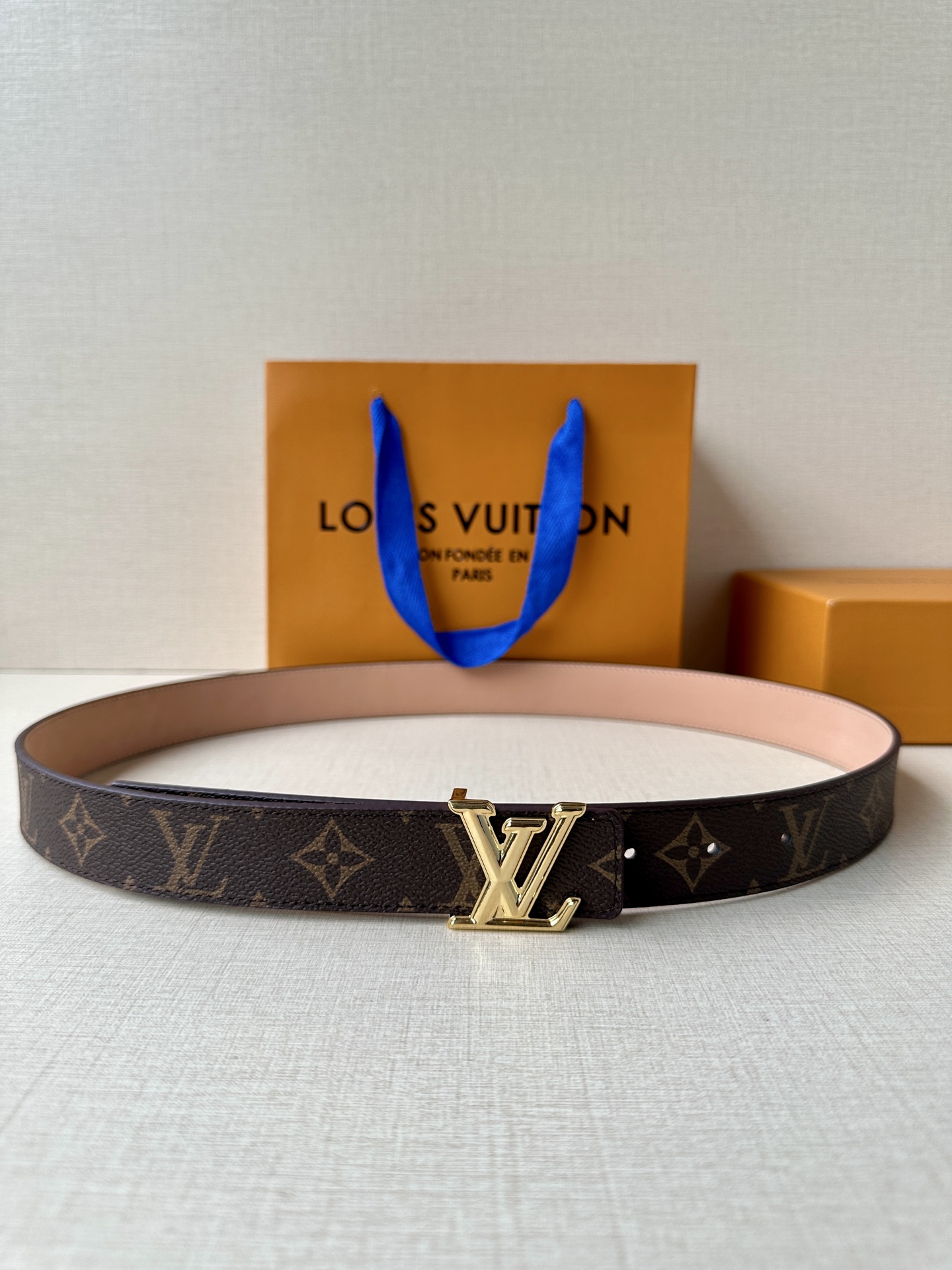  本款3.0宽LV Initiales 双面腰带选用 Monogram 帆布和沙底皮革，以新款抛光 LV