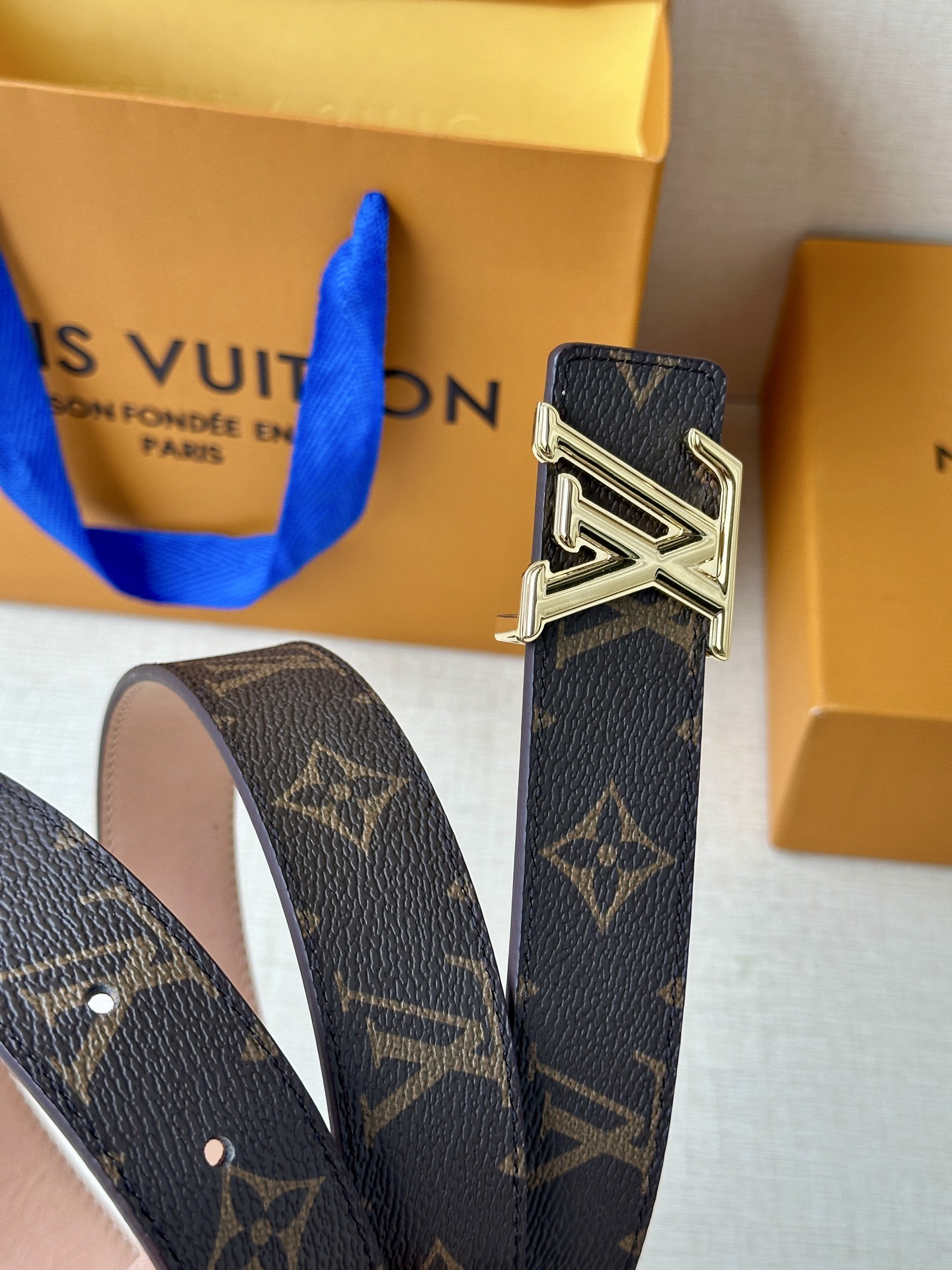 本款3.0宽LV Initiales 双面腰带选用 Monogram 帆布和沙底皮革，以新款抛光 LV