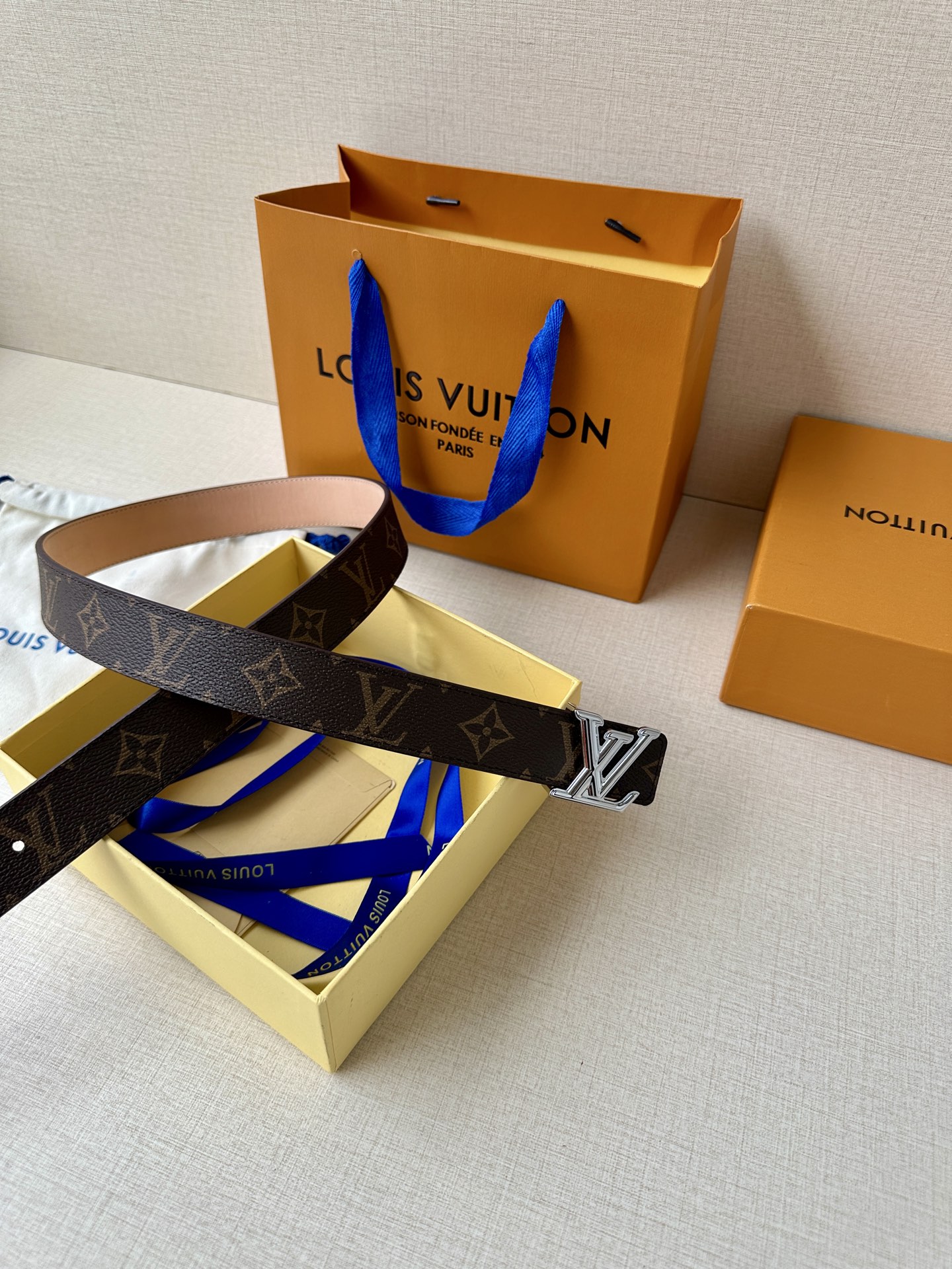  本款3.0宽LV Initiales 双面腰带选用 Monogram 帆布和沙底皮革，以新款抛光 LV