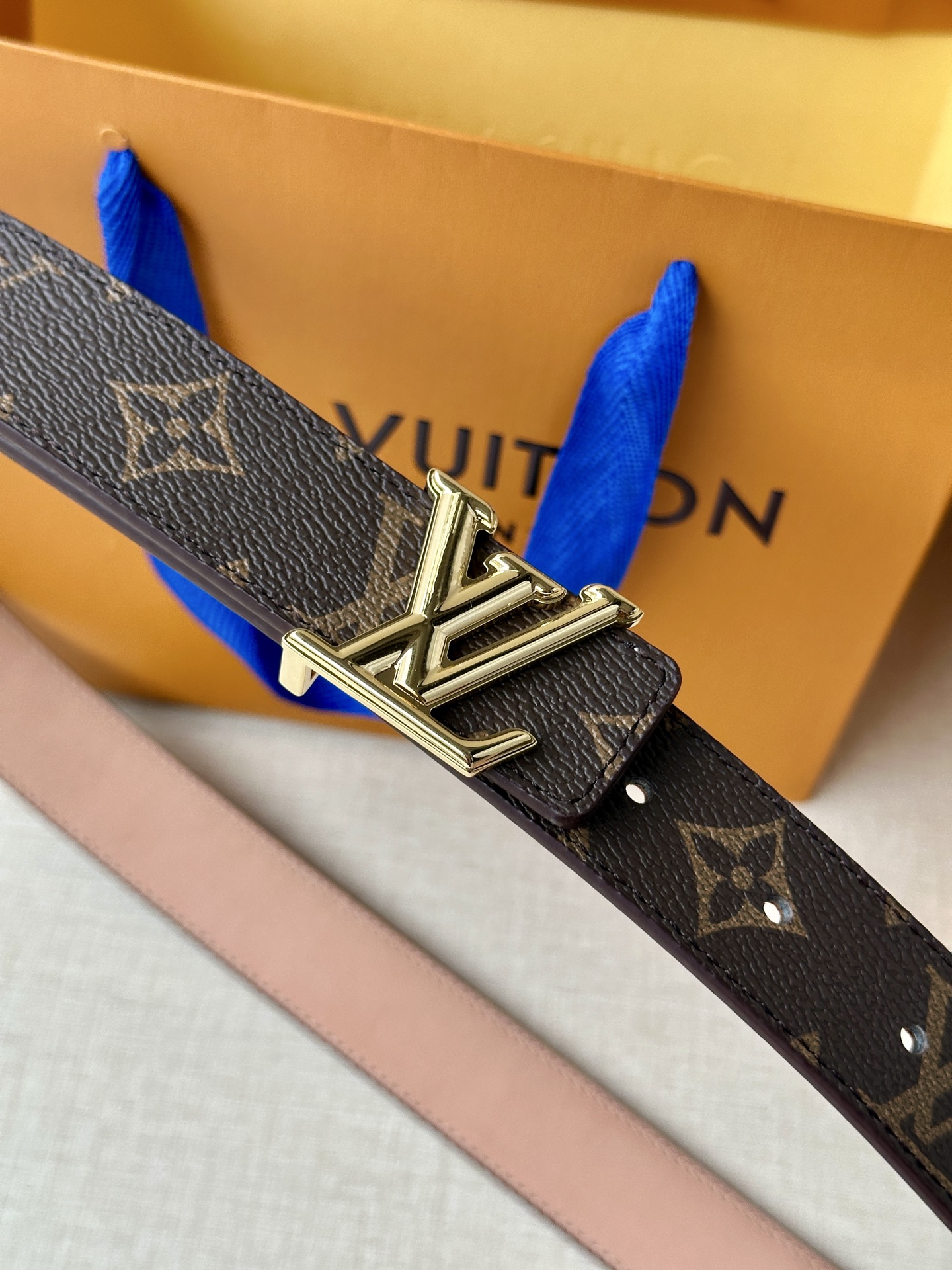  本款3.0宽LV Initiales 双面腰带选用 Monogram 帆布和沙底皮革，以新款抛光 LV