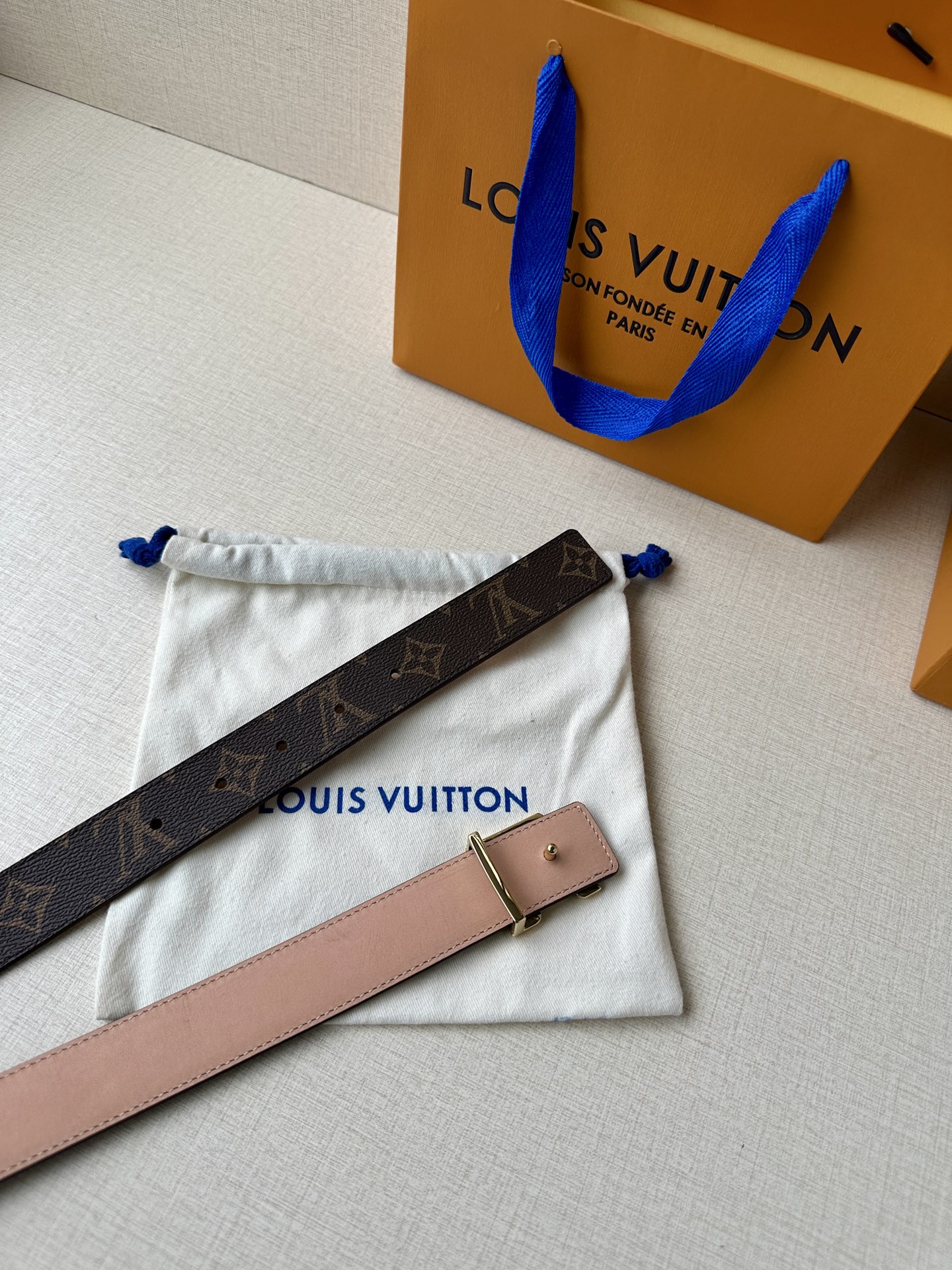  本款3.0宽LV Initiales 双面腰带选用 Monogram 帆布和沙底皮革，以新款抛光 LV