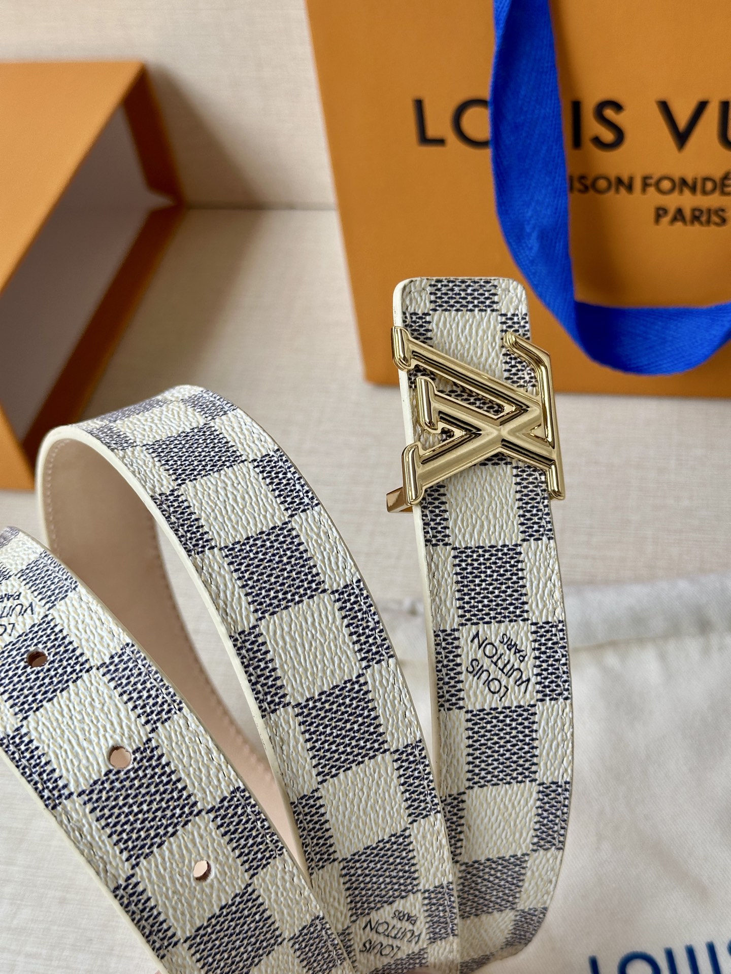  本款3.0宽LV Initiales 双面腰带选用 Monogram 帆布和沙底皮革，以新款抛光 LV