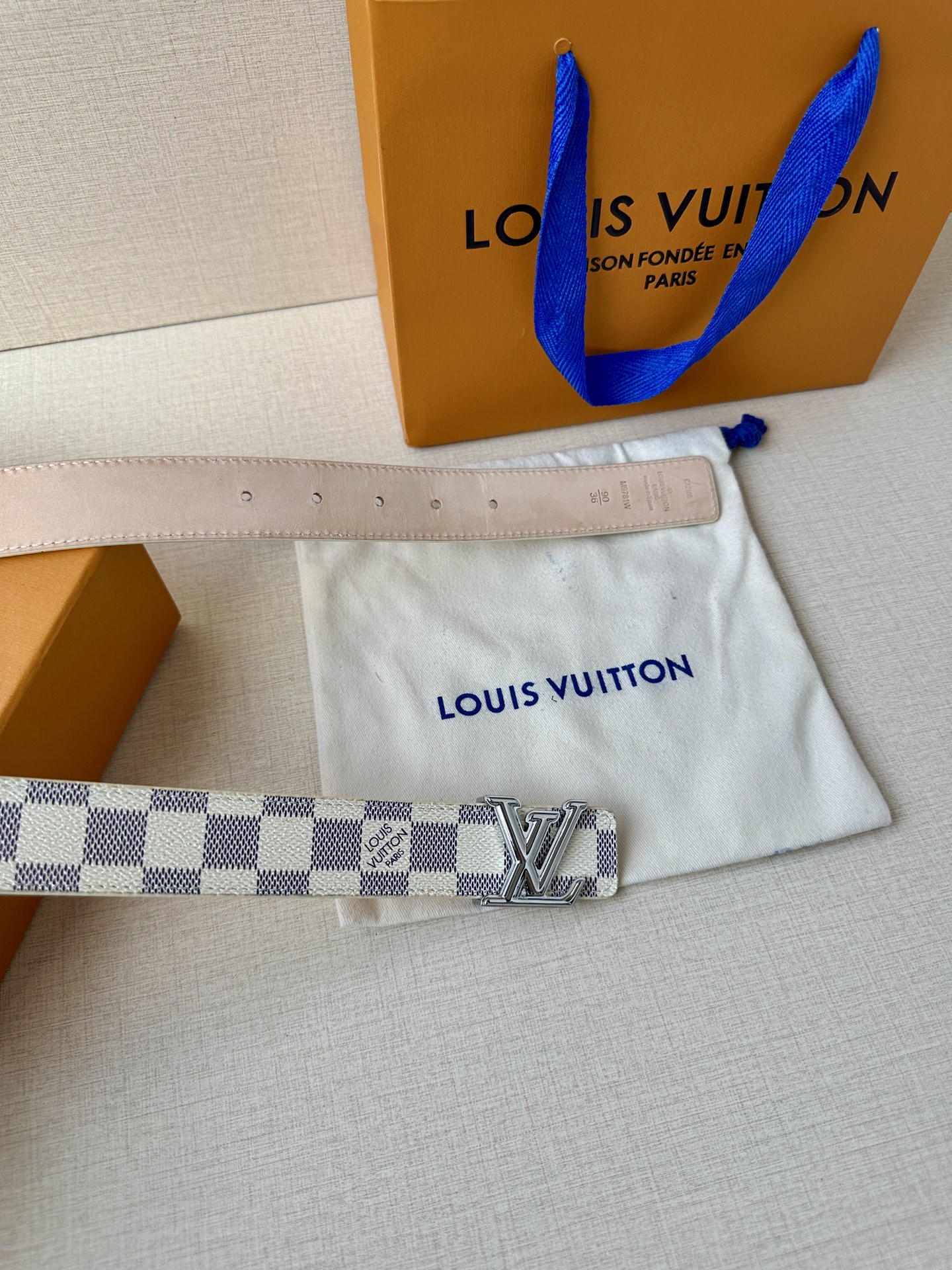  本款3.0宽LV Initiales 双面腰带选用 Monogram 帆布和沙底皮革，以新款抛光 LV