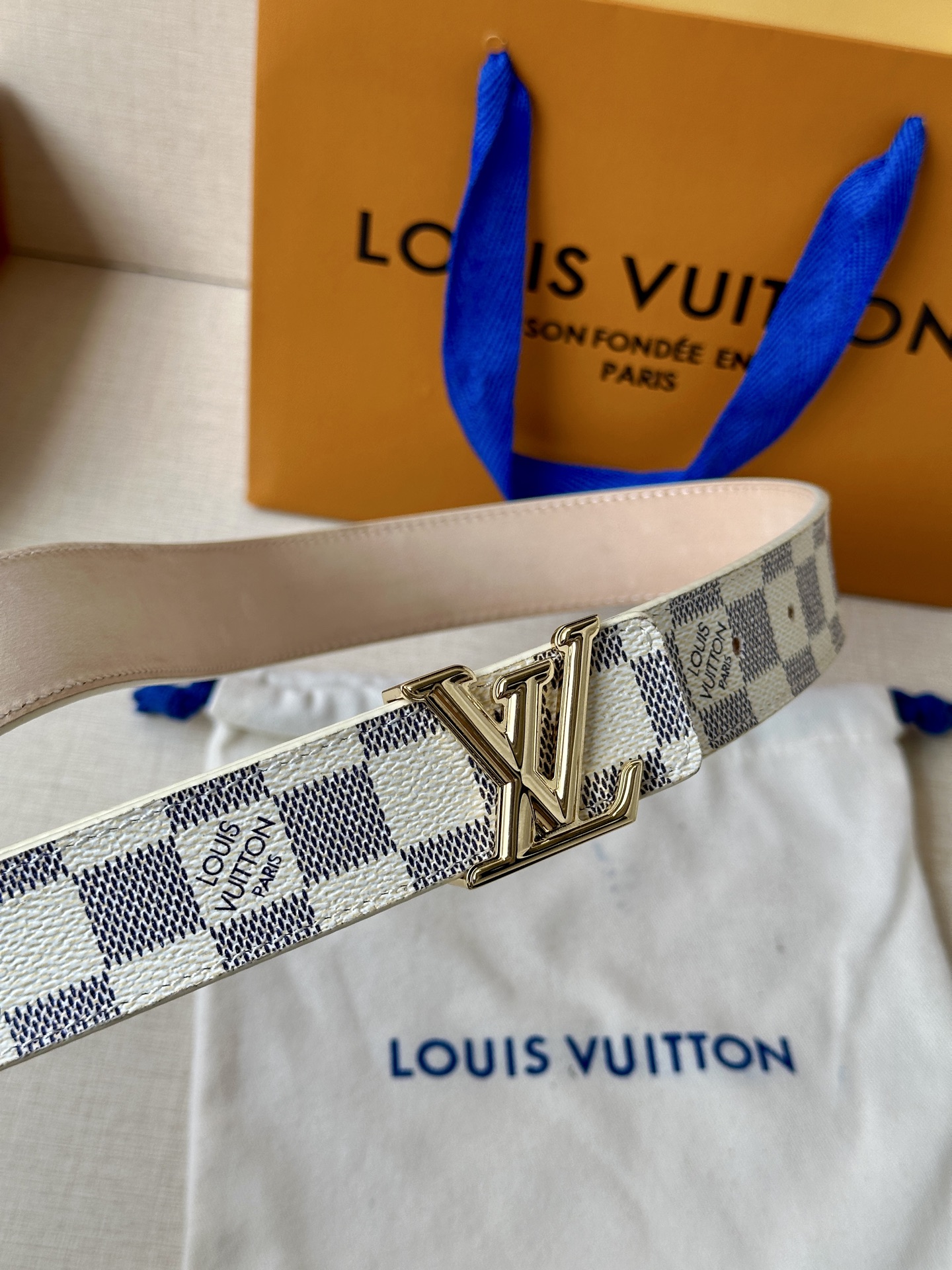  本款3.0宽LV Initiales 双面腰带选用 Monogram 帆布和沙底皮革，以新款抛光 LV