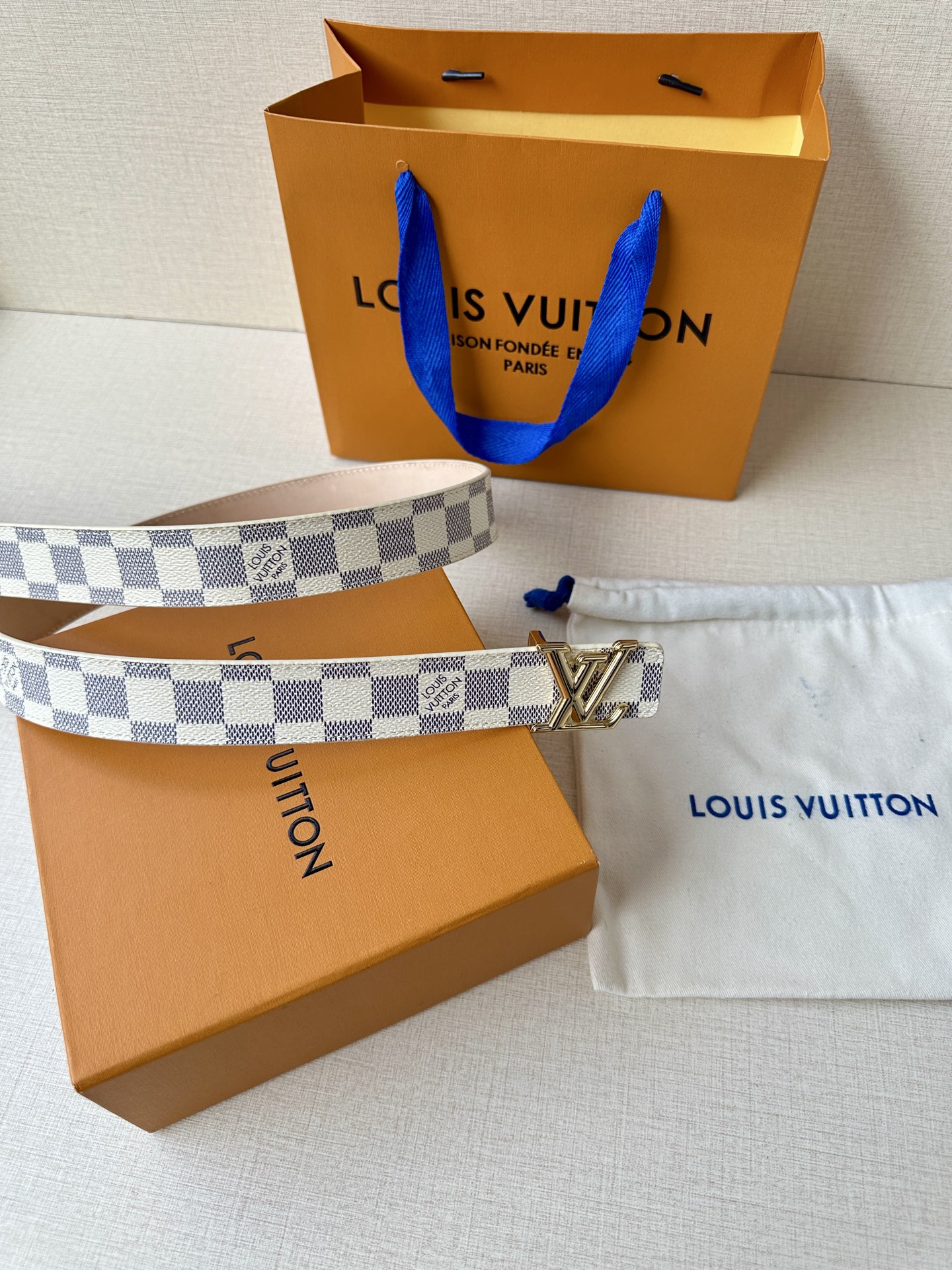  本款3.0宽LV Initiales 双面腰带选用 Monogram 帆布和沙底皮革，以新款抛光 LV