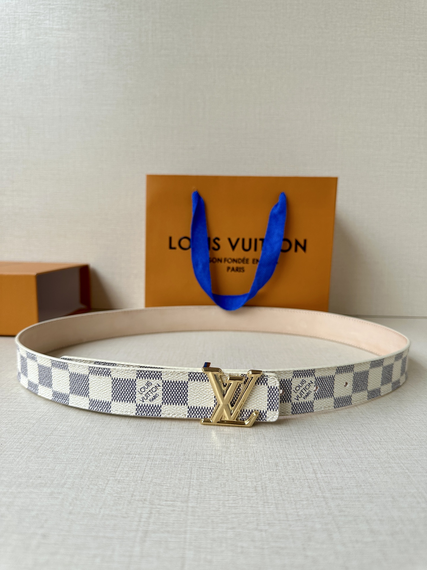  本款3.0宽LV Initiales 双面腰带选用 Monogram 帆布和沙底皮革，以新款抛光 LV