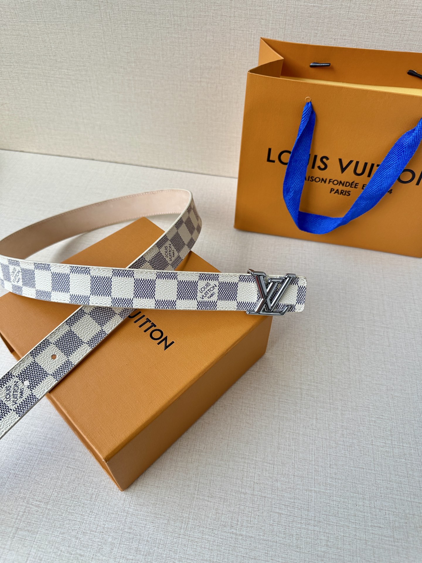  本款3.0宽LV Initiales 双面腰带选用 Monogram 帆布和沙底皮革，以新款抛光 LV