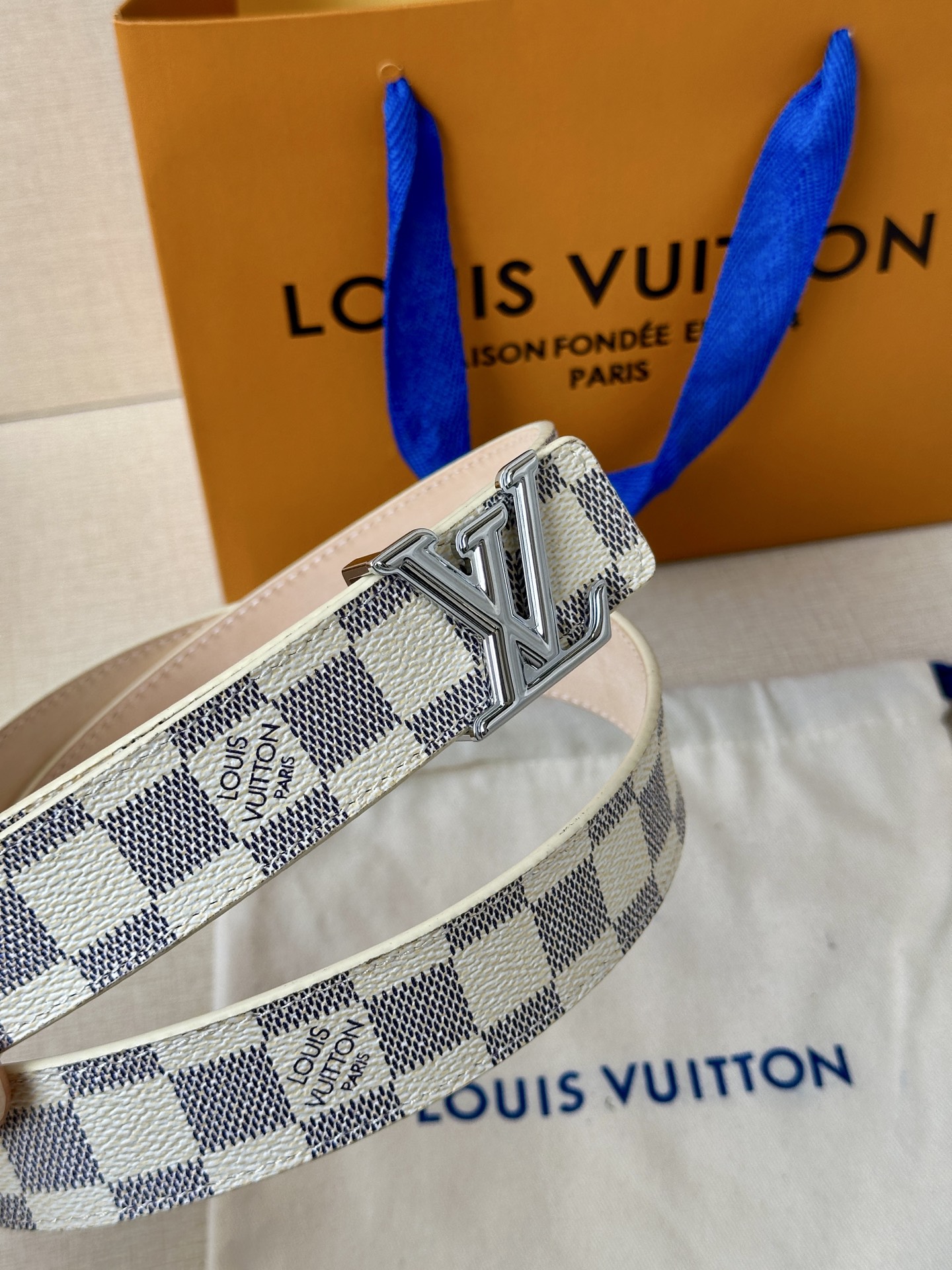  本款3.0宽LV Initiales 双面腰带选用 Monogram 帆布和沙底皮革，以新款抛光 LV