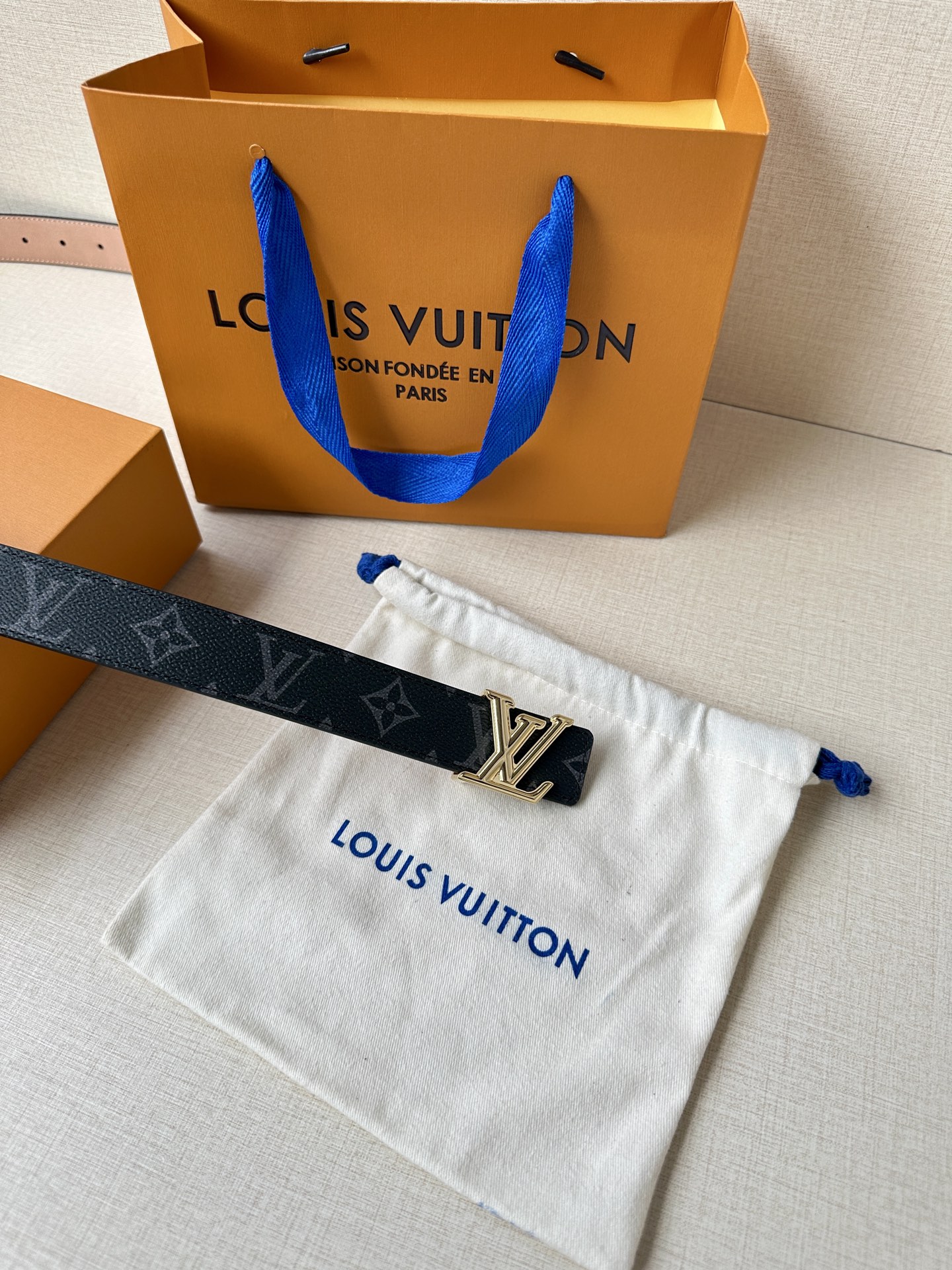  本款3.0宽LV Initiales 双面腰带选用 Monogram 帆布和沙底皮革，以新款抛光 LV