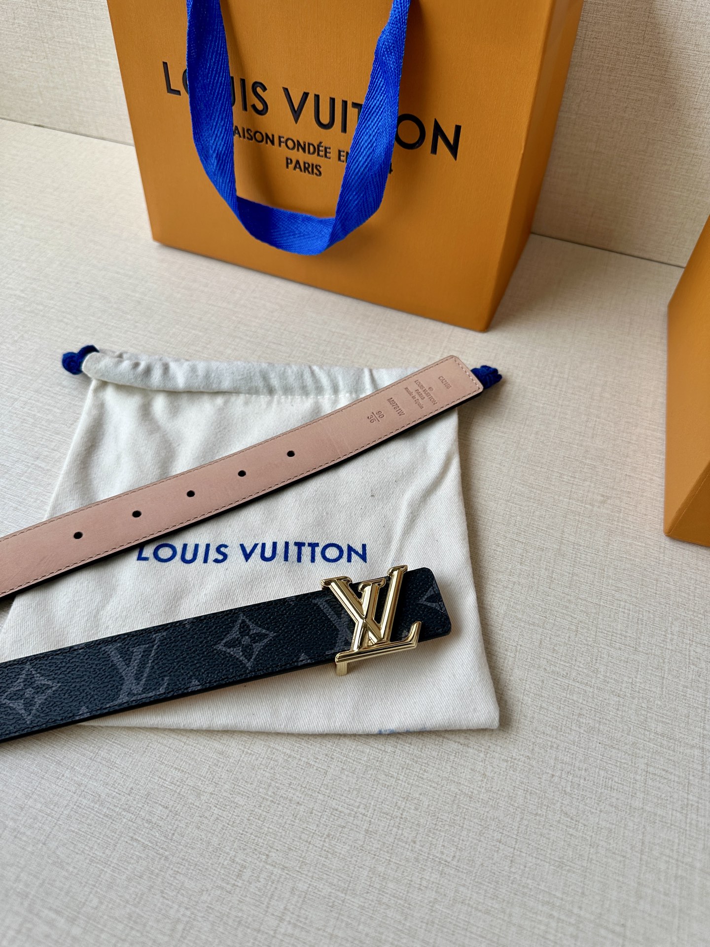  本款3.0宽LV Initiales 双面腰带选用 Monogram 帆布和沙底皮革，以新款抛光 LV