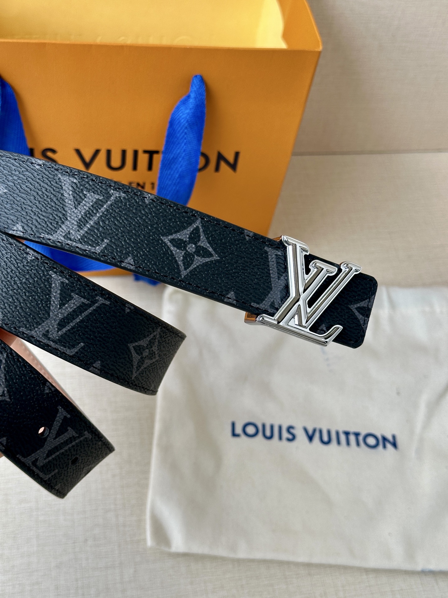  本款3.0宽LV Initiales 双面腰带选用 Monogram 帆布和沙底皮革，以新款抛光 LV