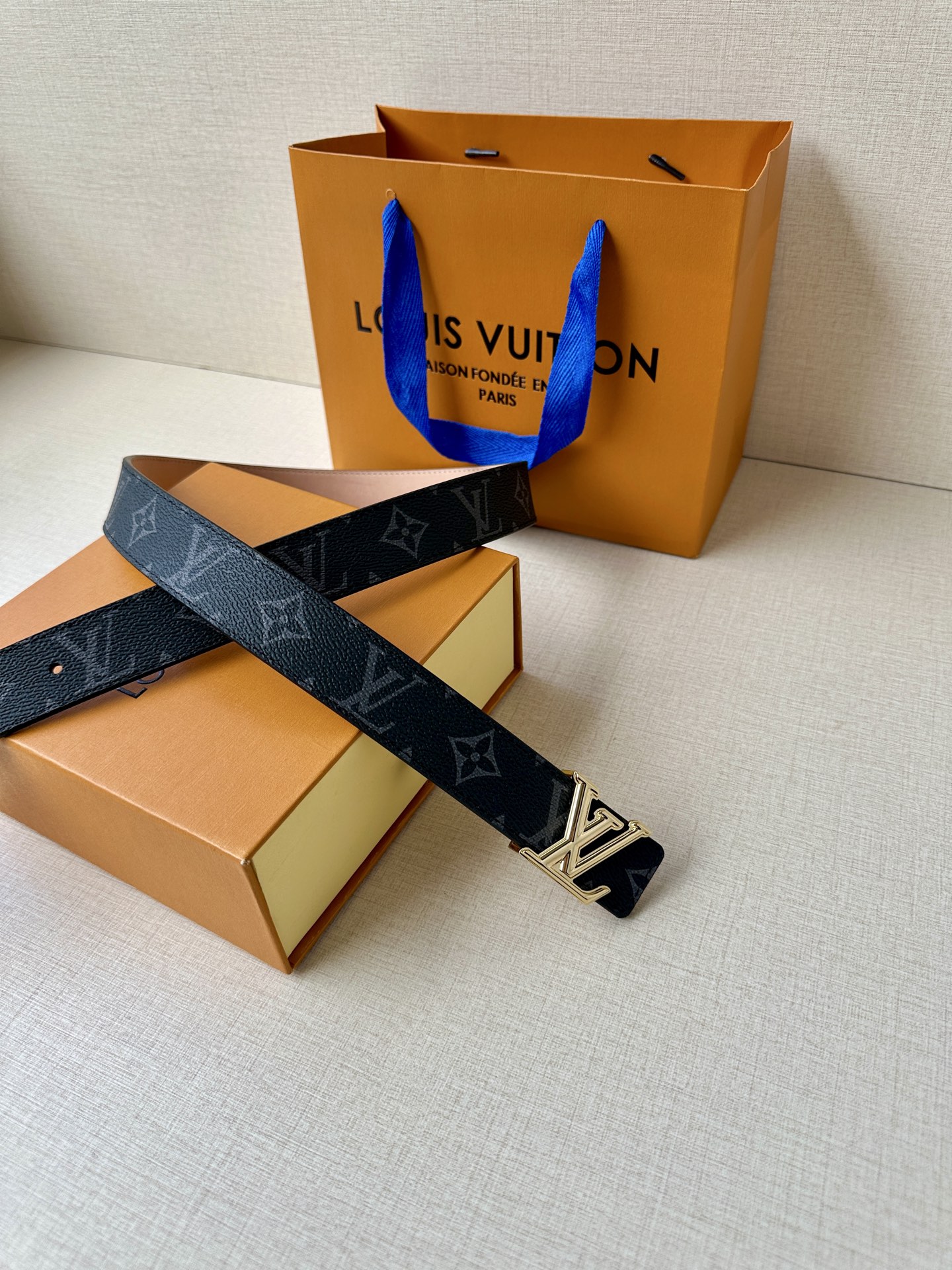  本款3.0宽LV Initiales 双面腰带选用 Monogram 帆布和沙底皮革，以新款抛光 LV