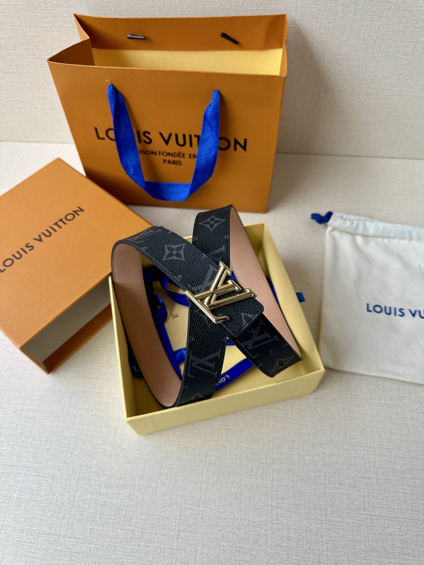  本款3.0宽LV Initiales 双面腰带选用 Monogram 帆布和沙底皮革，以新款抛光 LV