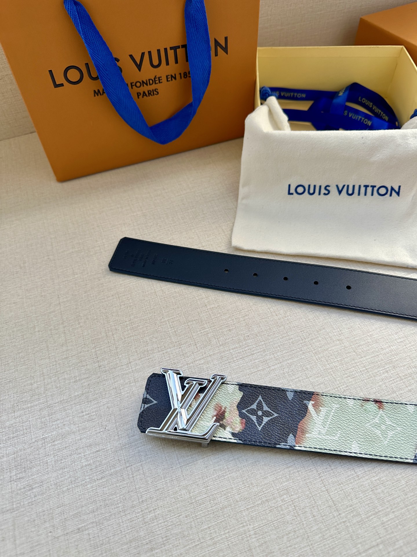  4.0宽 本款 LV Initiales 双面腰带出自 LV Portrait 系列，以拼接图案诠释团