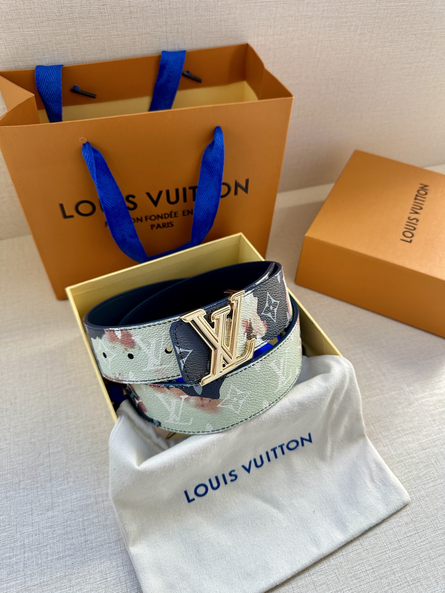  4.0宽 本款 LV Initiales 双面腰带出自 LV Portrait 系列，以拼接图案诠释团