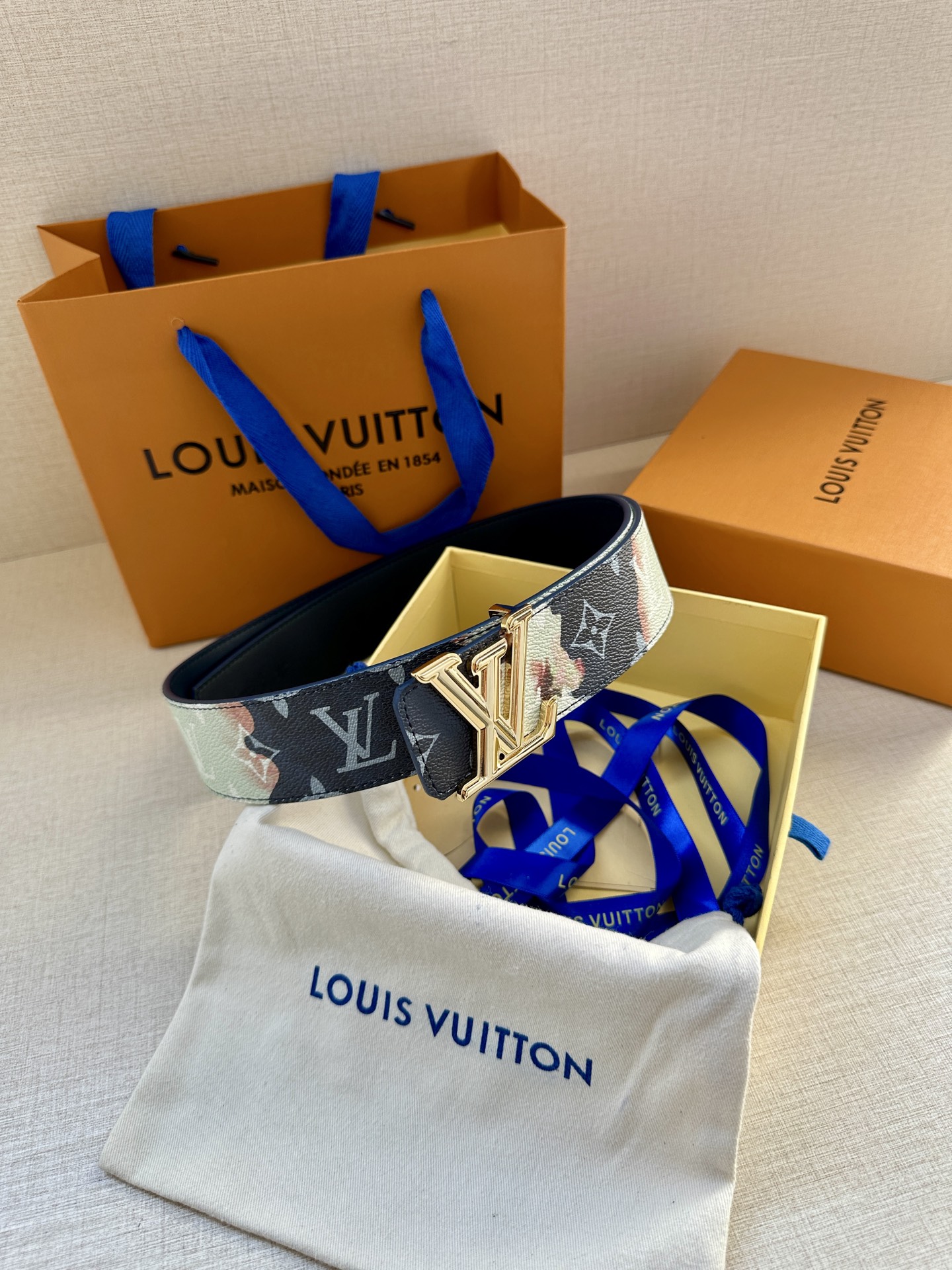  4.0宽 本款 LV Initiales 双面腰带出自 LV Portrait 系列，以拼接图案诠释团