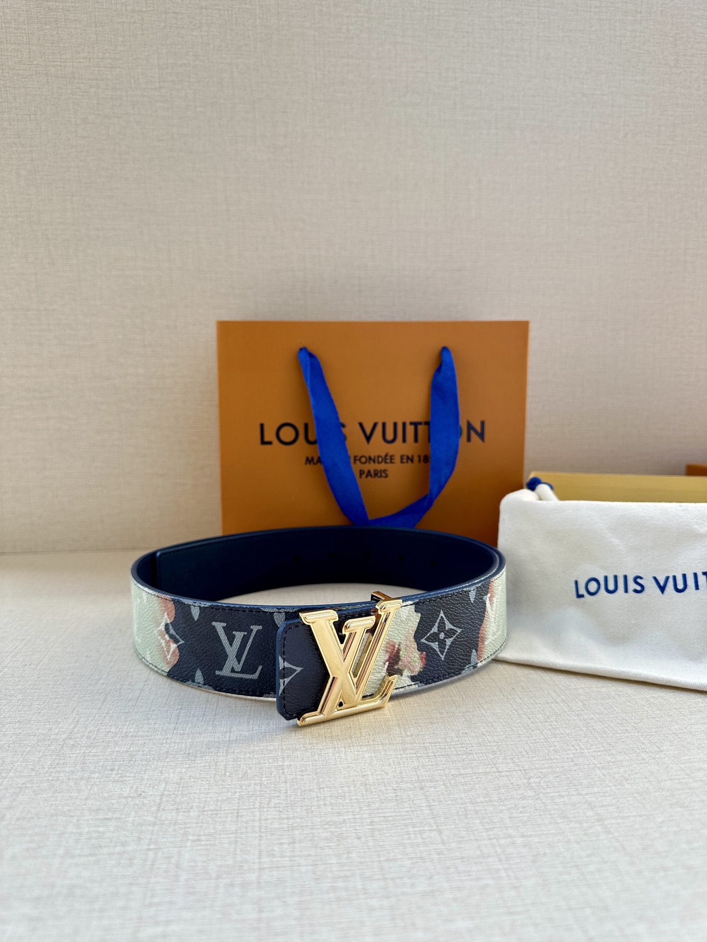  4.0宽 本款 LV Initiales 双面腰带出自 LV Portrait 系列，以拼接图案诠释团