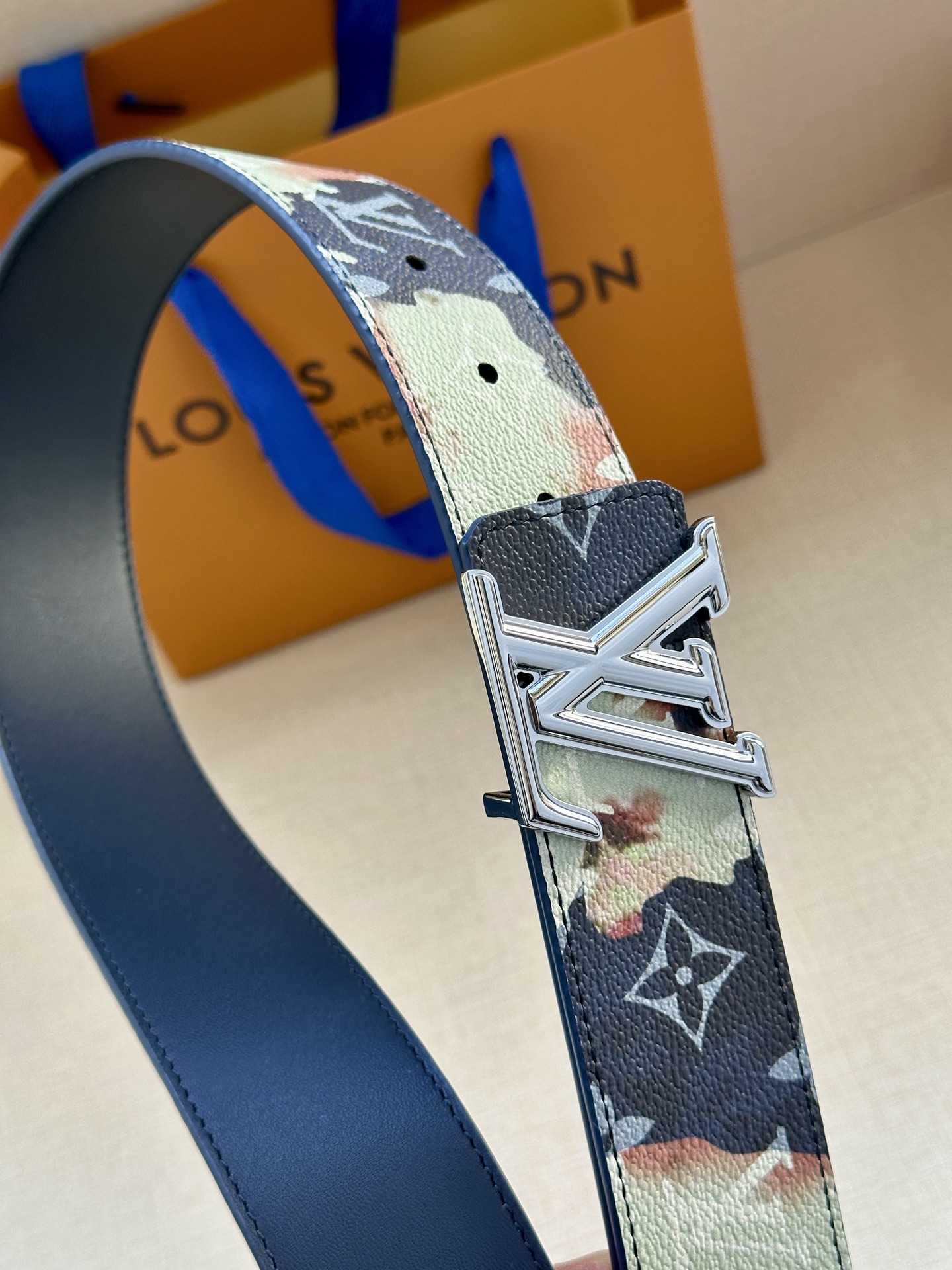  4.0宽 本款 LV Initiales 双面腰带出自 LV Portrait 系列，以拼接图案诠释团