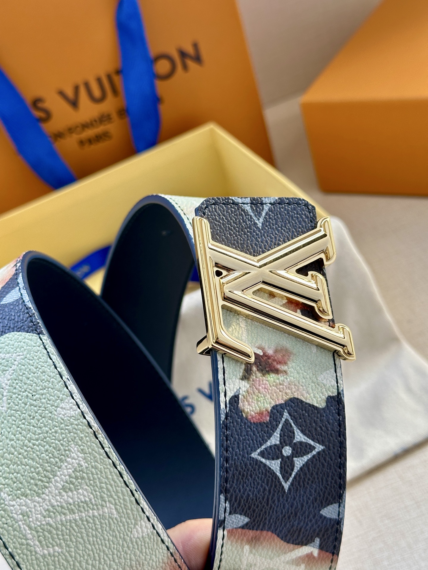  4.0宽 本款 LV Initiales 双面腰带出自 LV Portrait 系列，以拼接图案诠释团