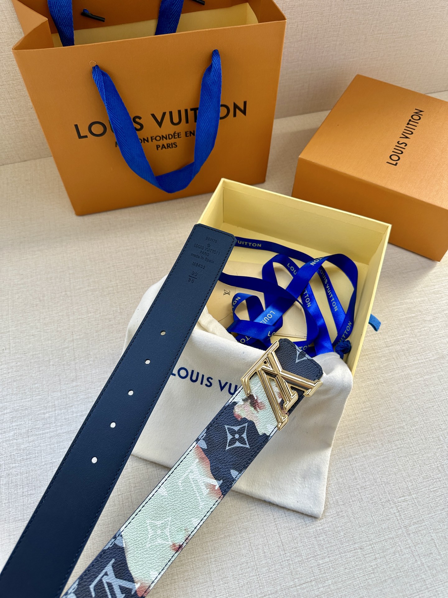  4.0宽 本款 LV Initiales 双面腰带出自 LV Portrait 系列，以拼接图案诠释团