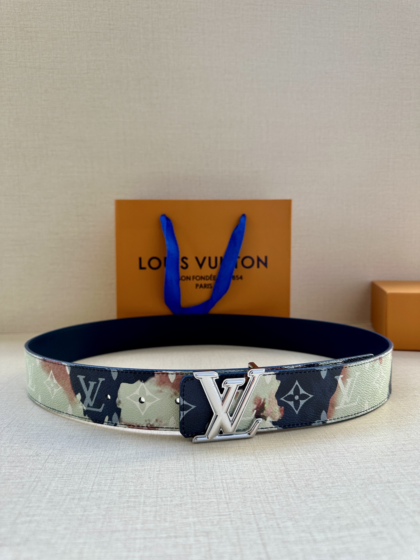  4.0宽 本款 LV Initiales 双面腰带出自 LV Portrait 系列，以拼接图案诠释团