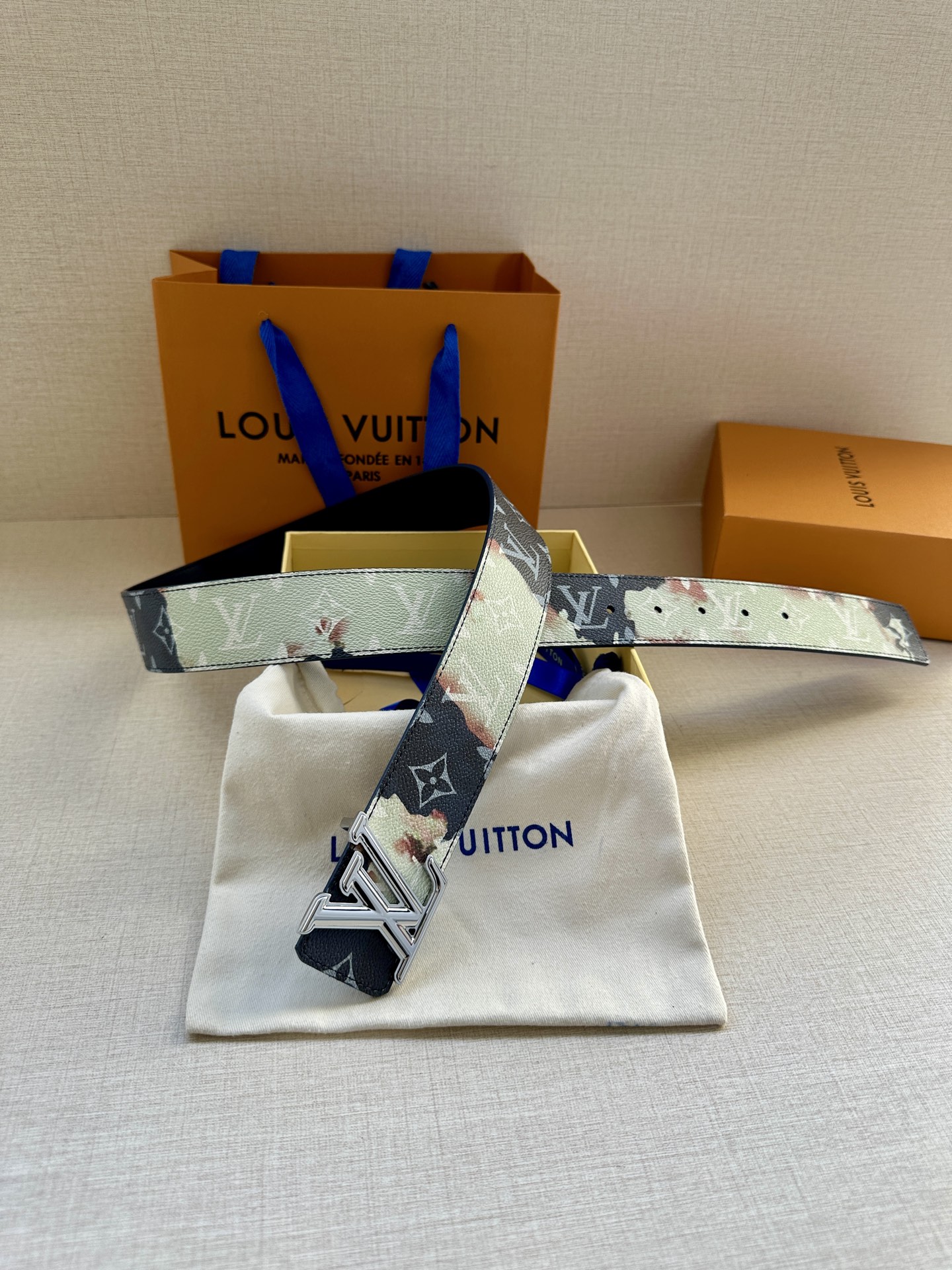  4.0宽 本款 LV Initiales 双面腰带出自 LV Portrait 系列，以拼接图案诠释团