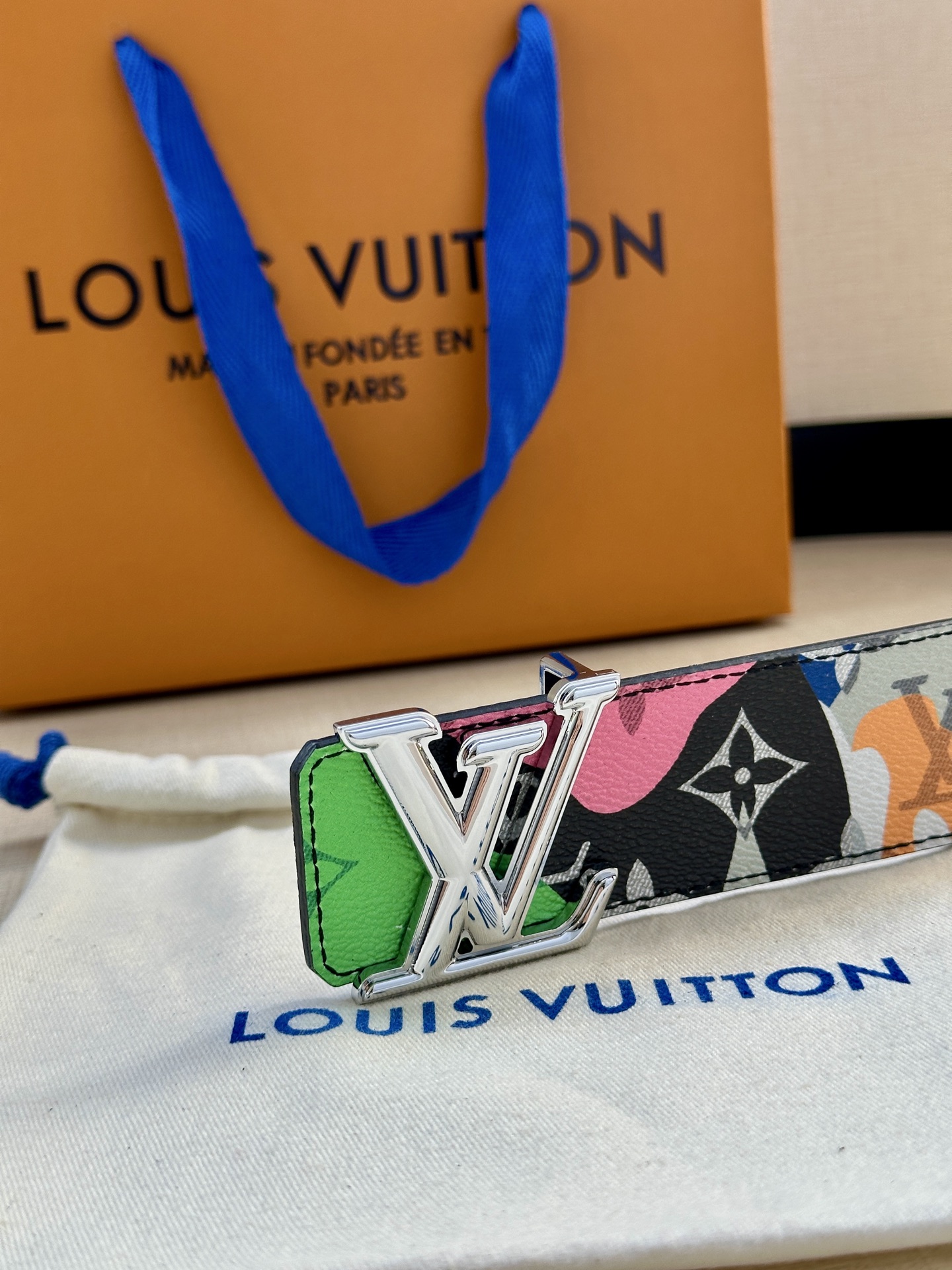  4.0宽 本款 LV Initiales 双面腰带出自 LV Portrait 系列，以拼接图案诠释团