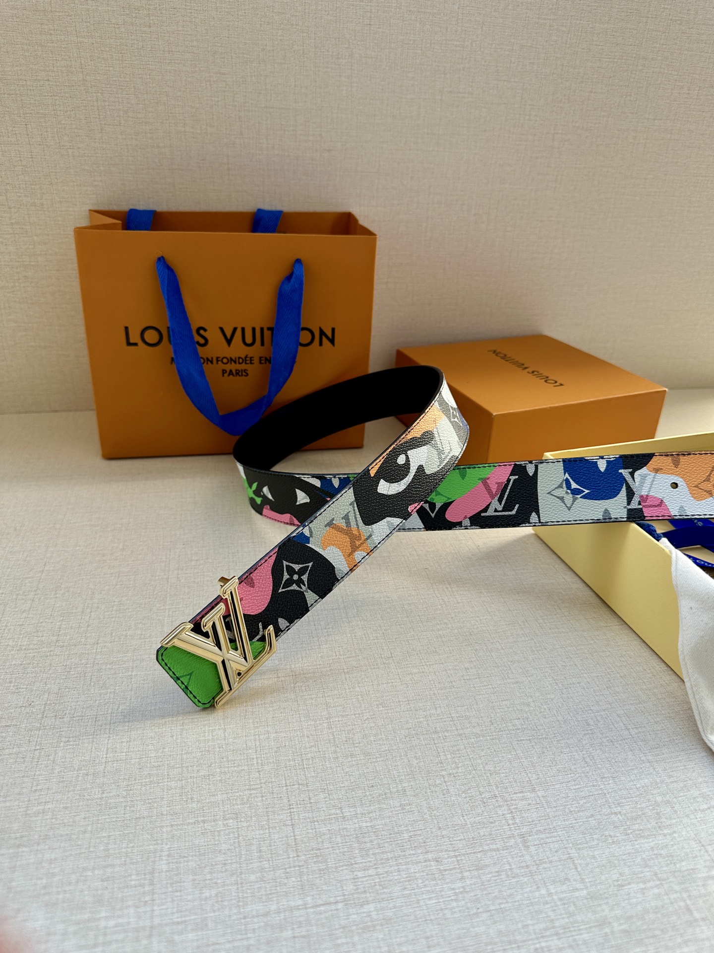  4.0宽 本款 LV Initiales 双面腰带出自 LV Portrait 系列，以拼接图案诠释团