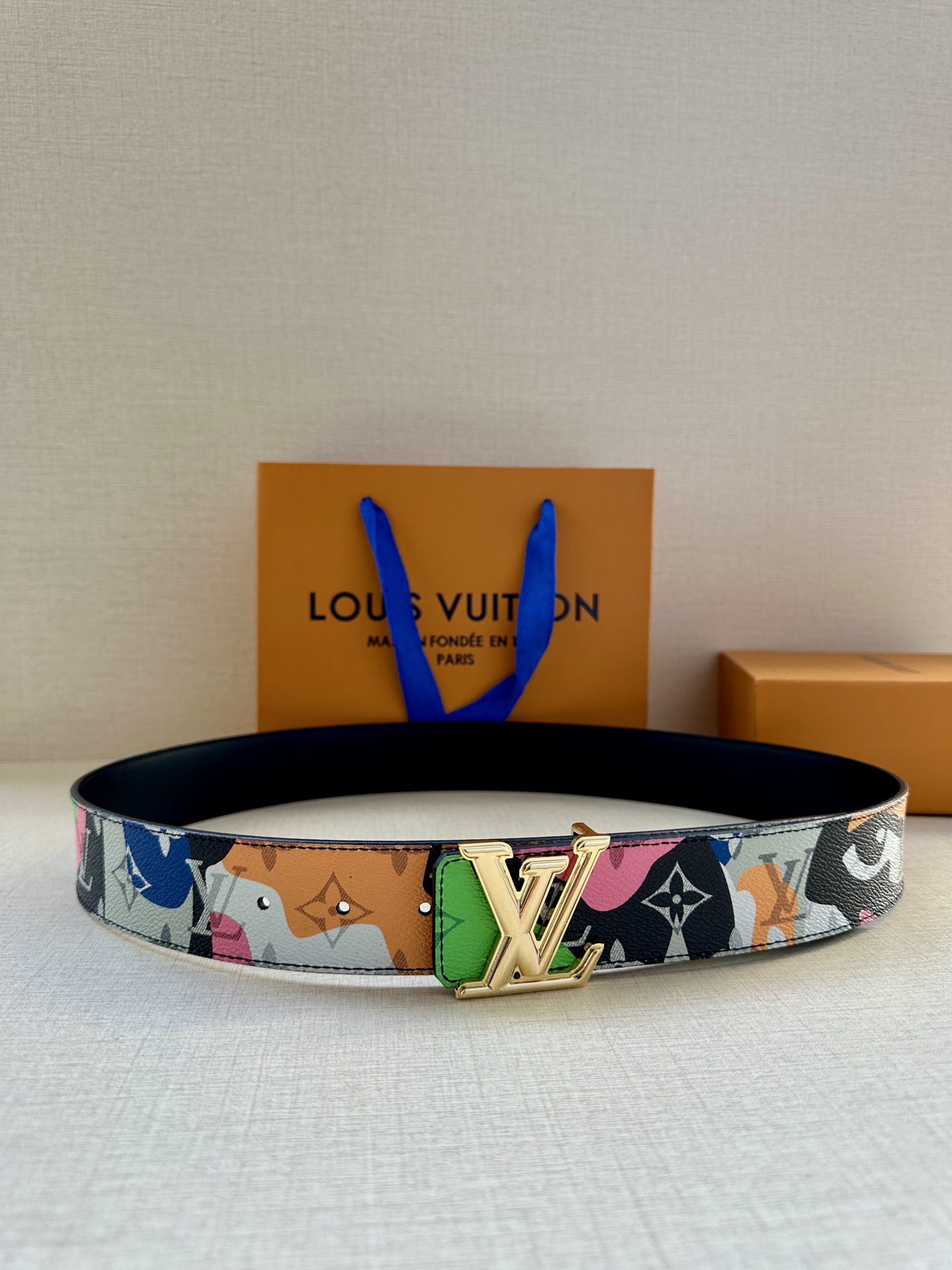  4.0宽 本款 LV Initiales 双面腰带出自 LV Portrait 系列，以拼接图案诠释团