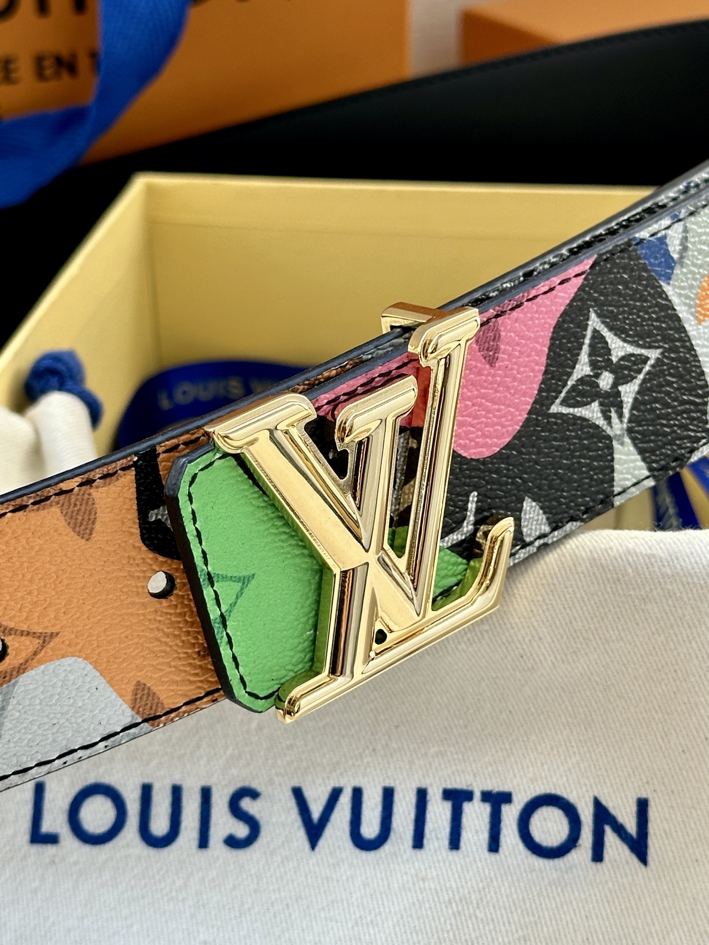  4.0宽 本款 LV Initiales 双面腰带出自 LV Portrait 系列，以拼接图案诠释团