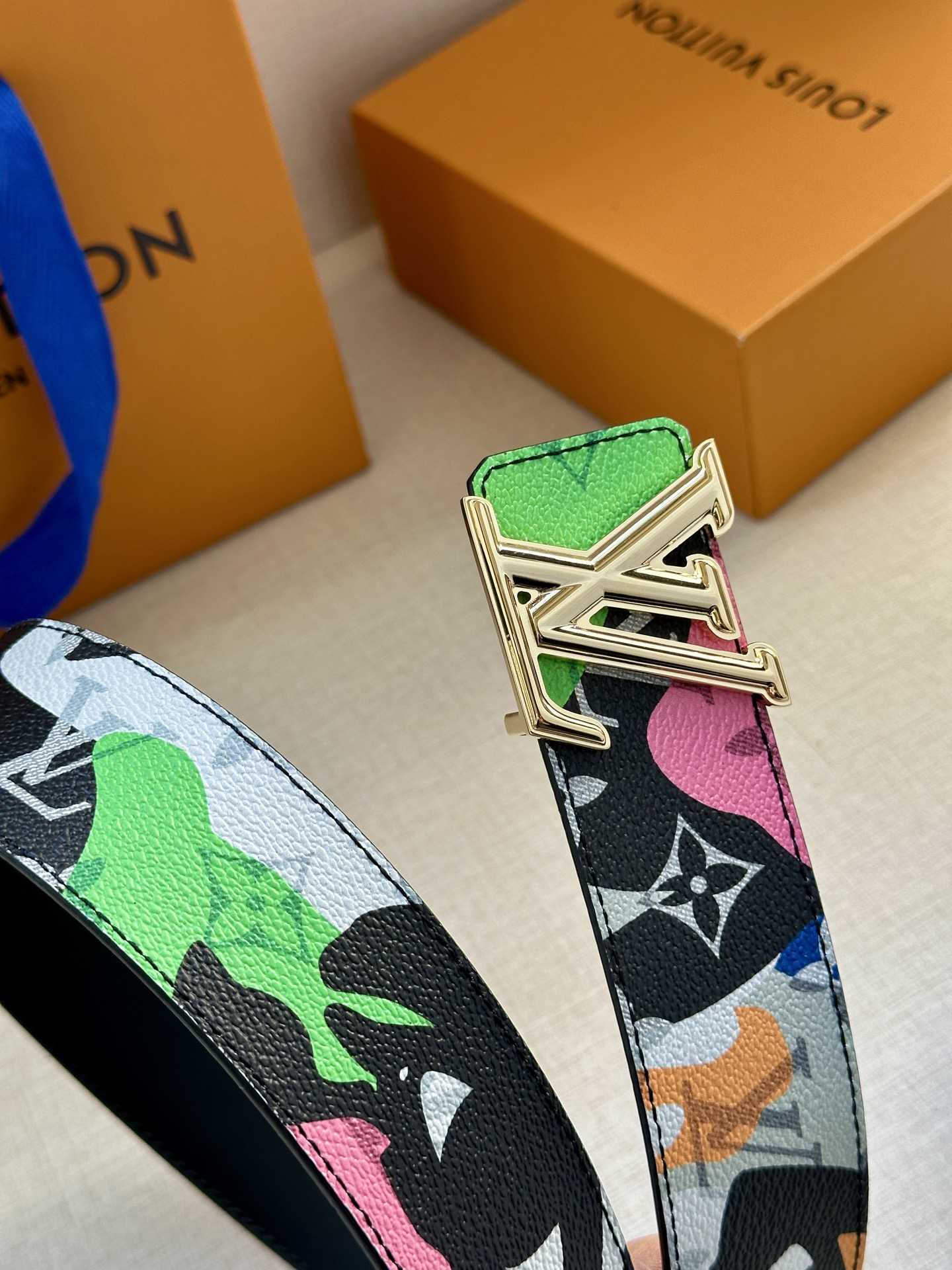  4.0宽 本款 LV Initiales 双面腰带出自 LV Portrait 系列，以拼接图案诠释团