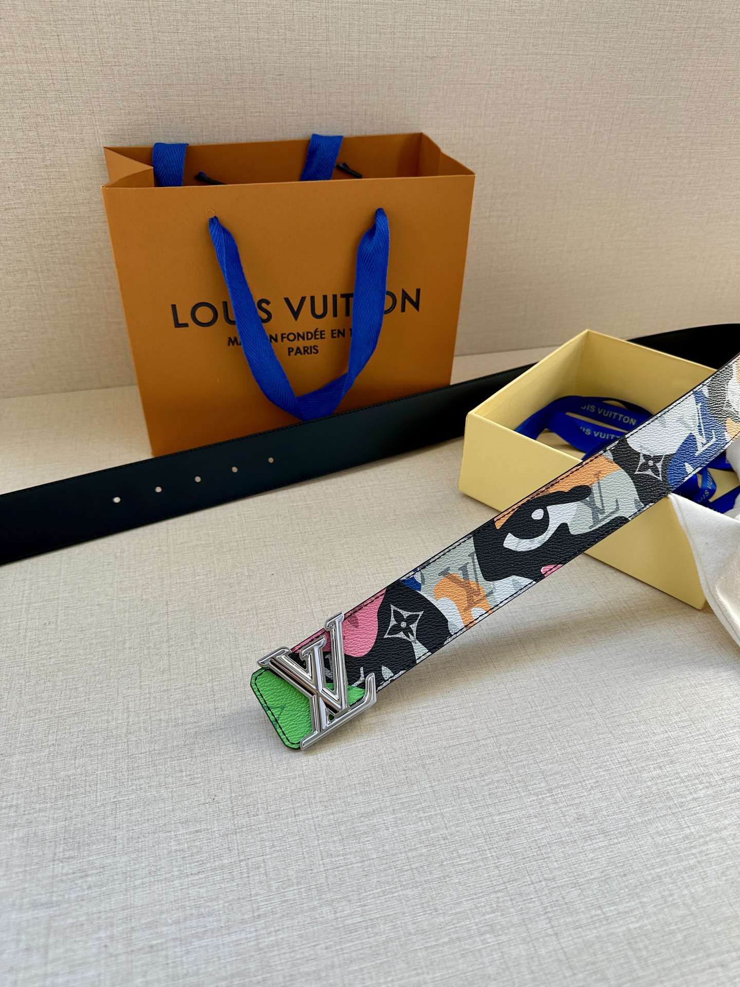  4.0宽 本款 LV Initiales 双面腰带出自 LV Portrait 系列，以拼接图案诠释团