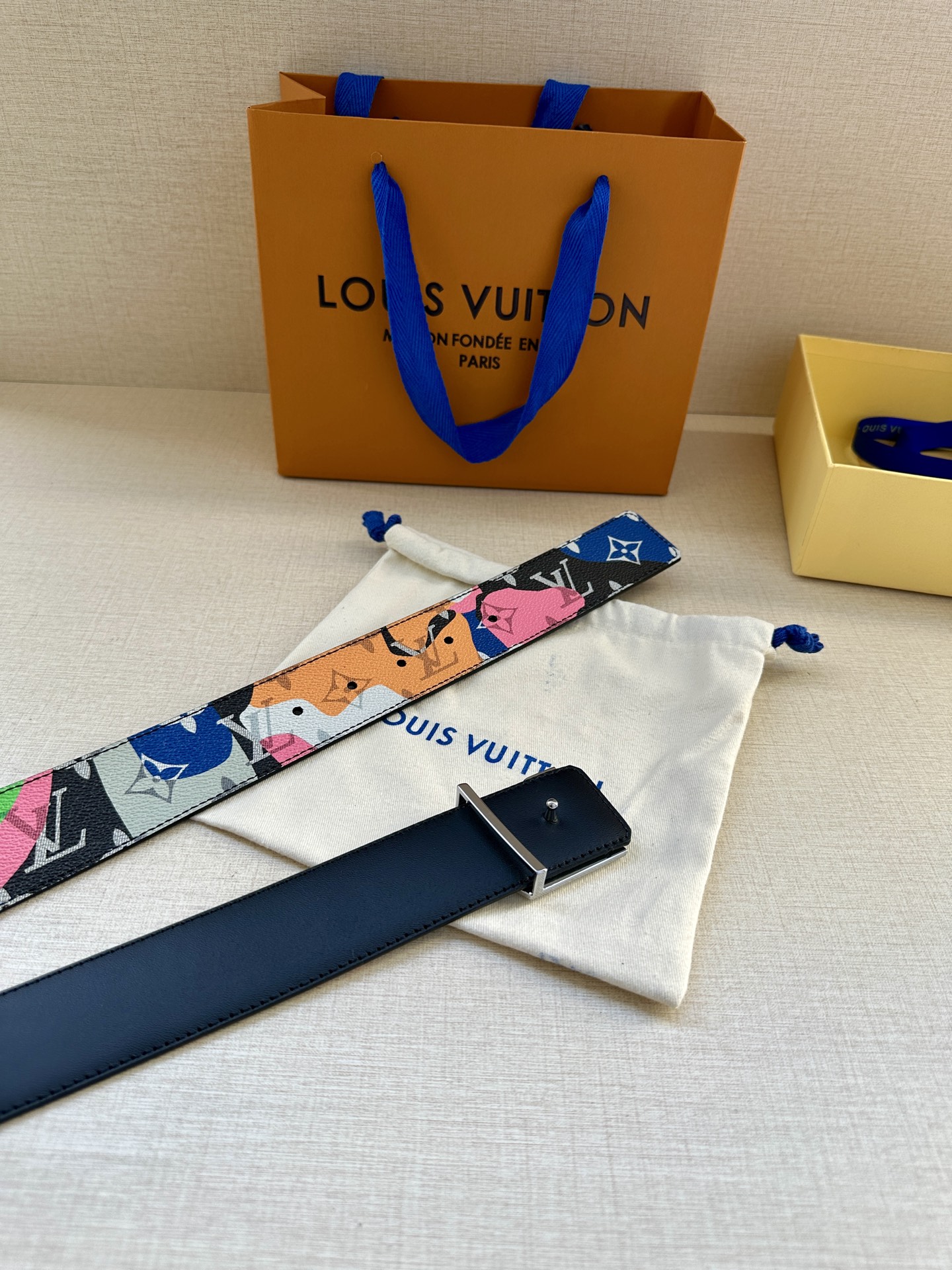  4.0宽 本款 LV Initiales 双面腰带出自 LV Portrait 系列，以拼接图案诠释团