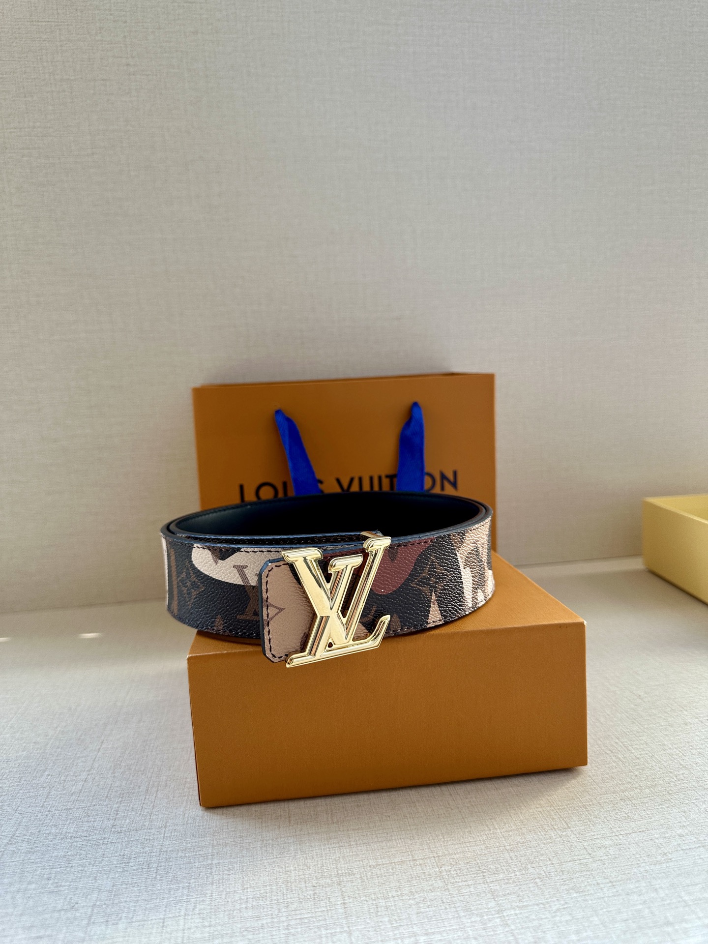  4.0宽 本款 LV Initiales 双面腰带出自 LV Portrait 系列，以拼接图案诠释团