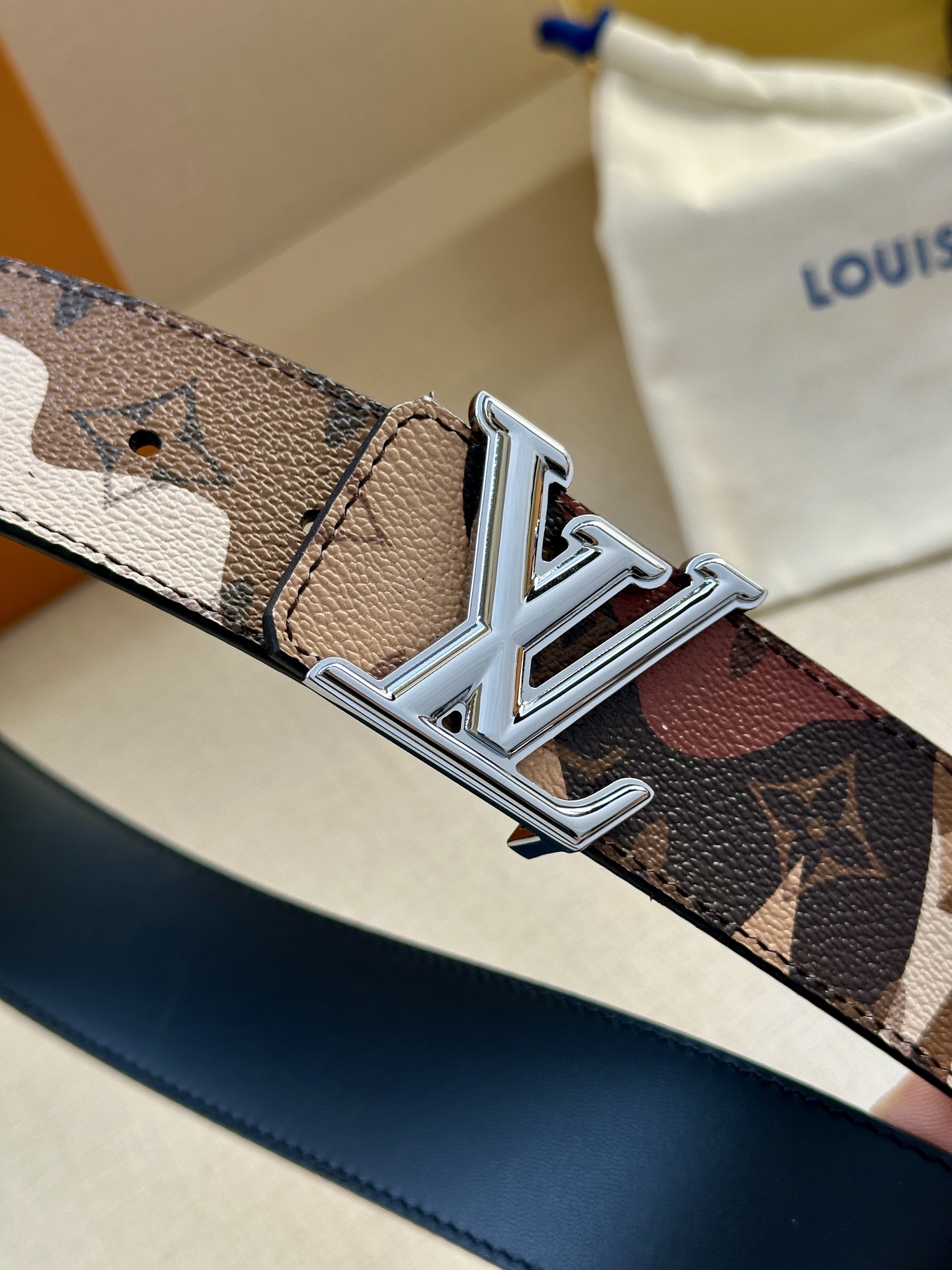  4.0宽 本款 LV Initiales 双面腰带出自 LV Portrait 系列，以拼接图案诠释团