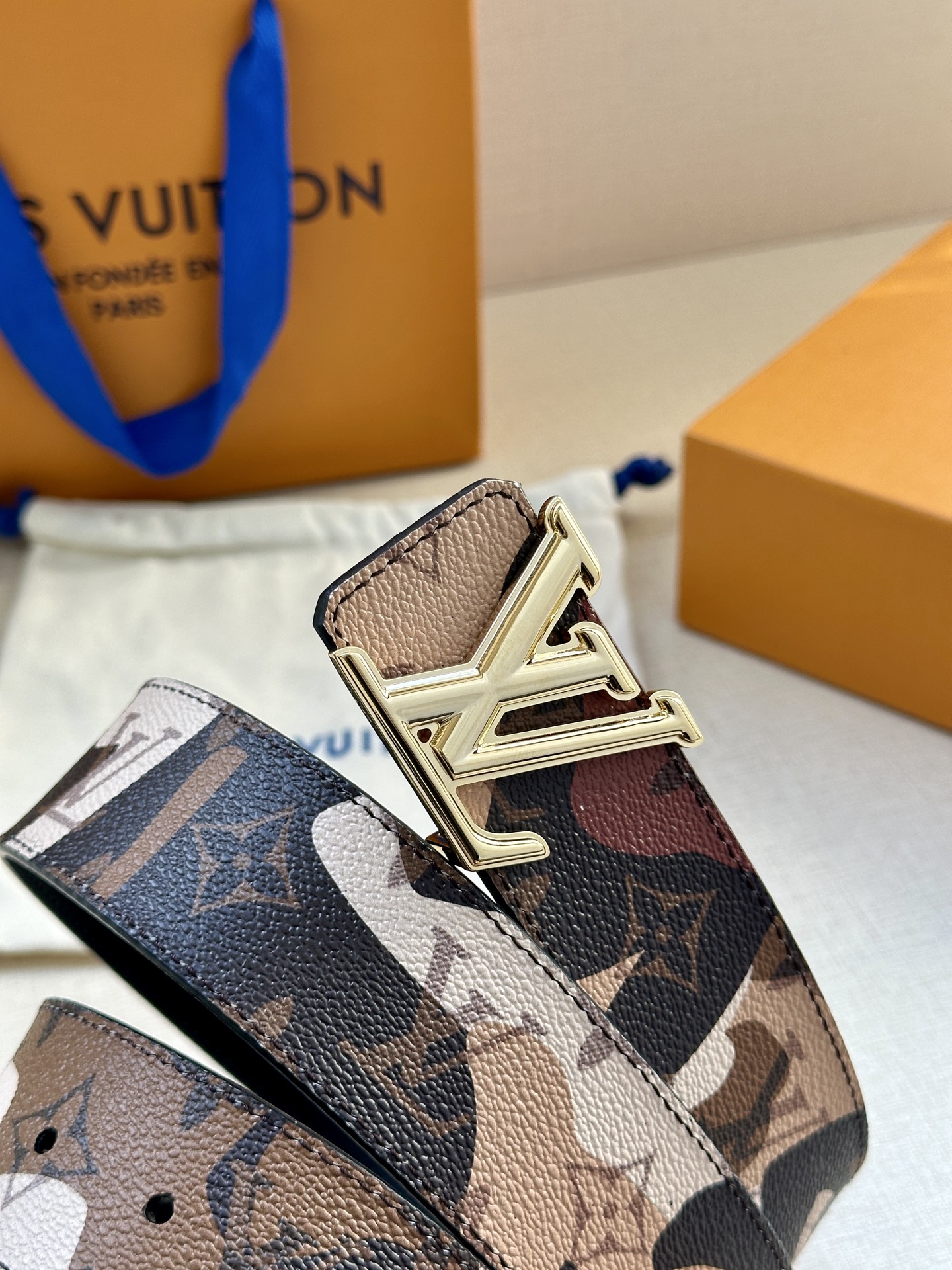  4.0宽 本款 LV Initiales 双面腰带出自 LV Portrait 系列，以拼接图案诠释团