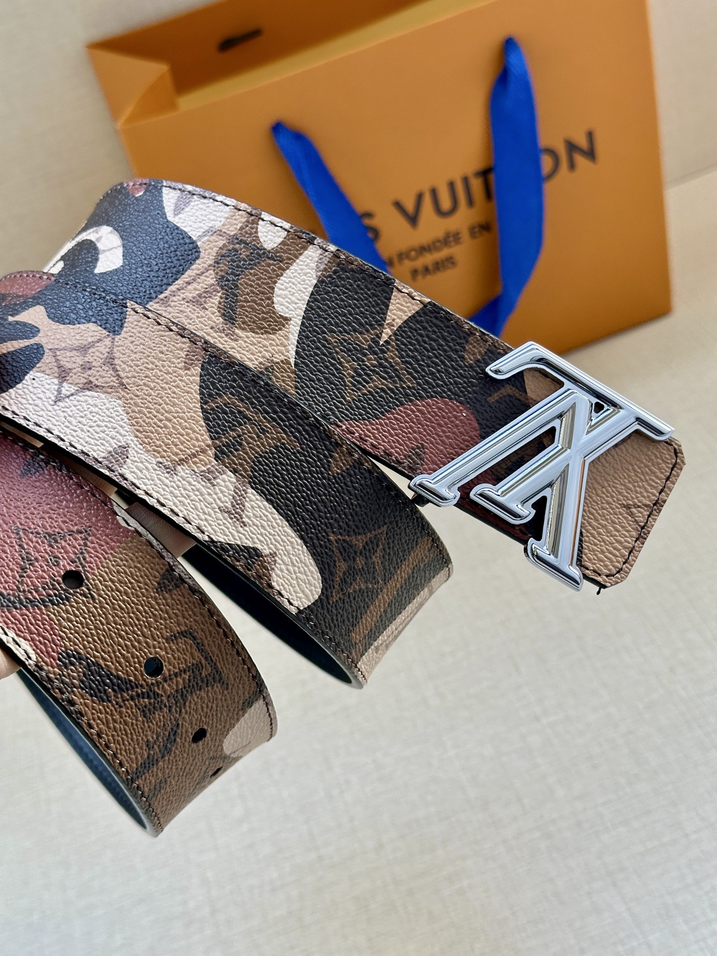  4.0宽 本款 LV Initiales 双面腰带出自 LV Portrait 系列，以拼接图案诠释团