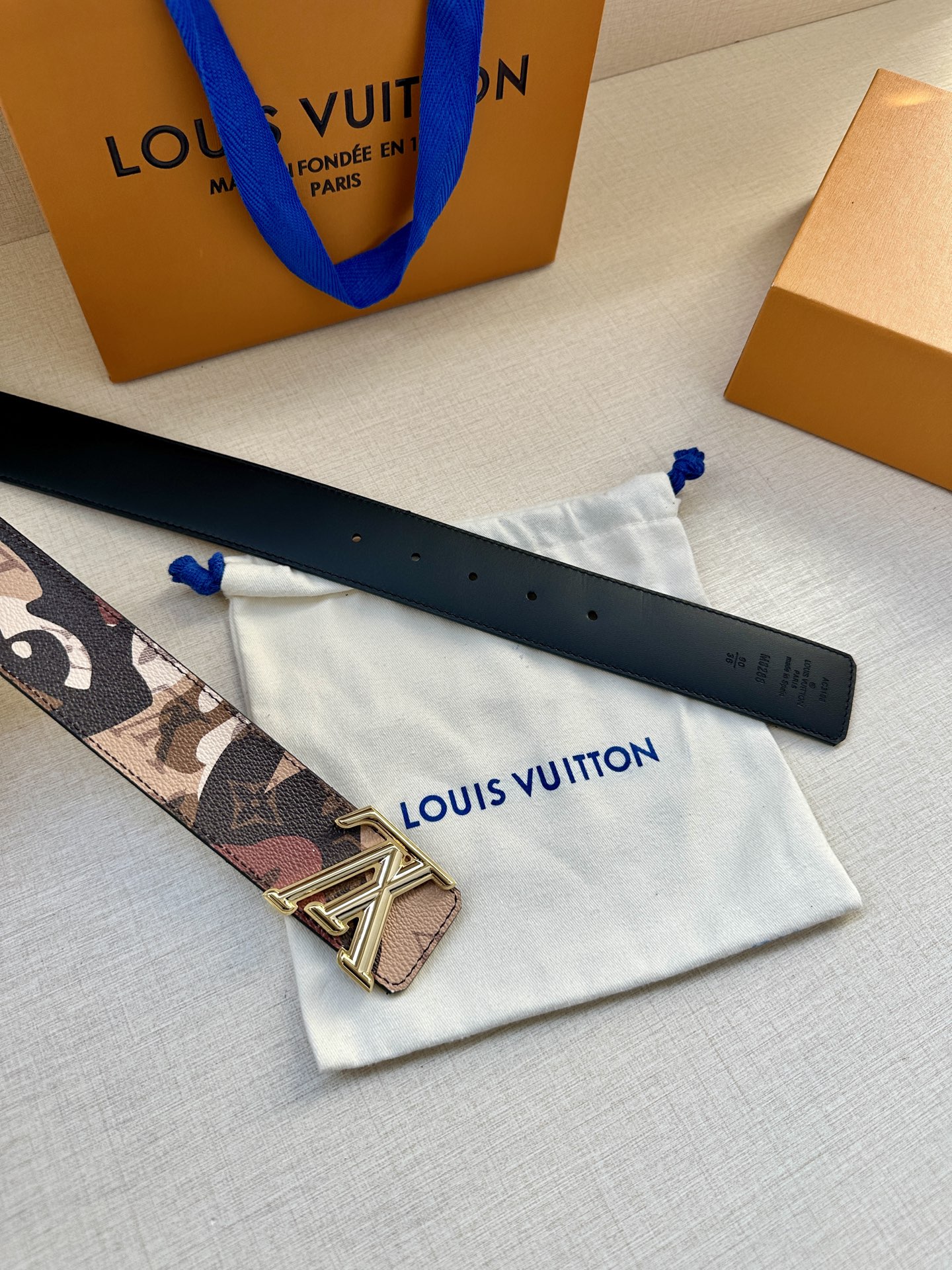  4.0宽 本款 LV Initiales 双面腰带出自 LV Portrait 系列，以拼接图案诠释团