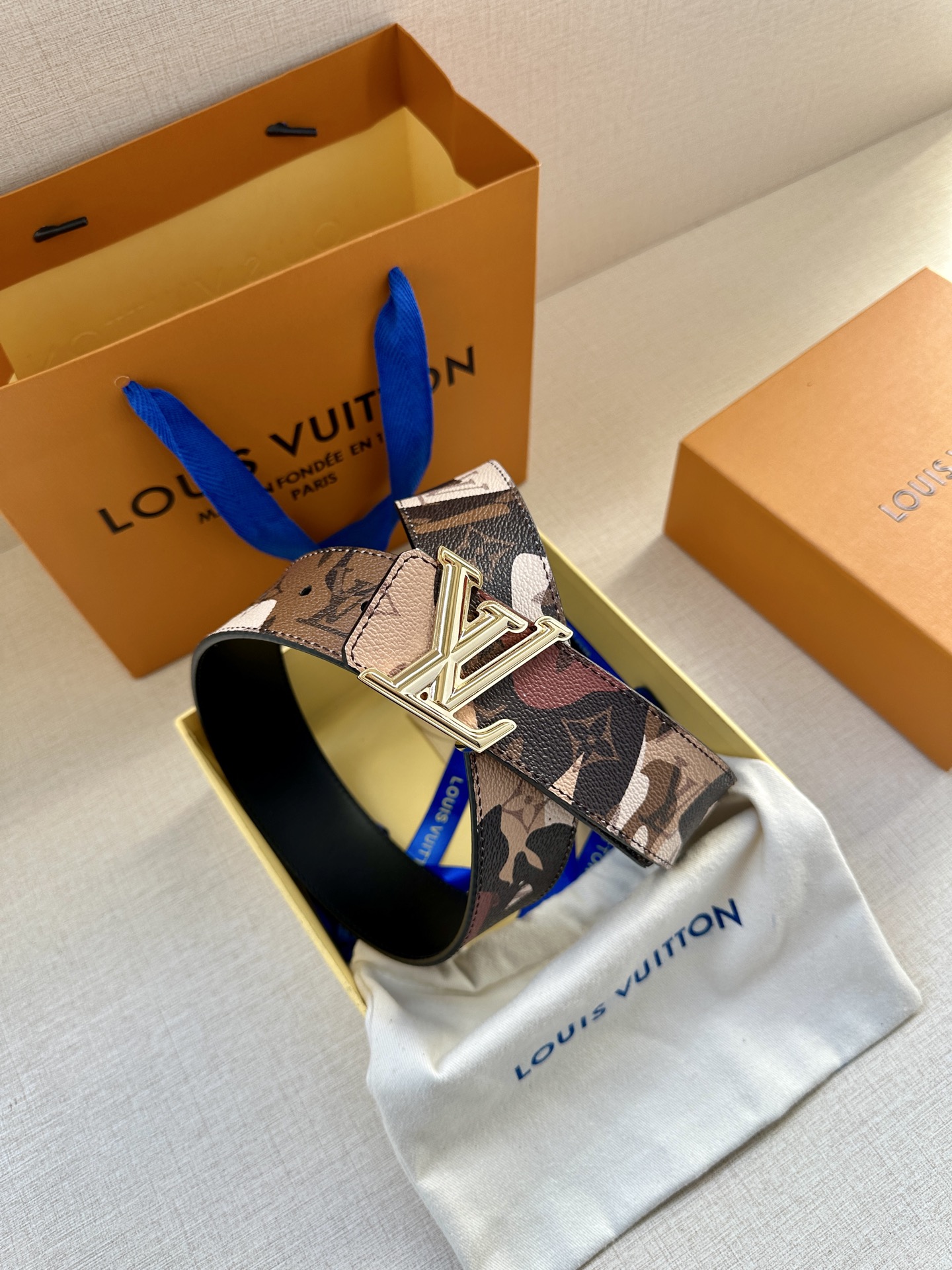  4.0宽 本款 LV Initiales 双面腰带出自 LV Portrait 系列，以拼接图案诠释团