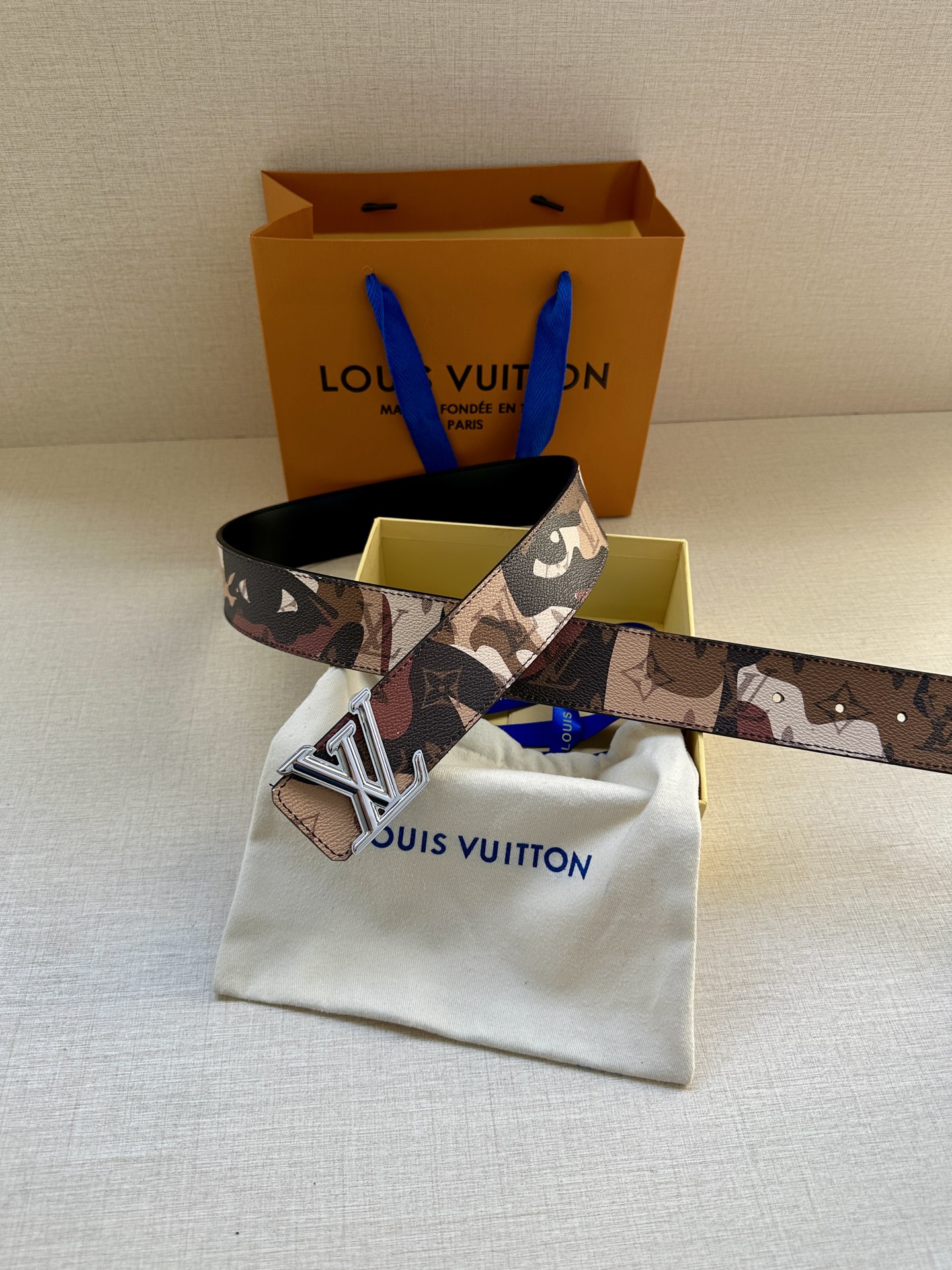  4.0宽 本款 LV Initiales 双面腰带出自 LV Portrait 系列，以拼接图案诠释团