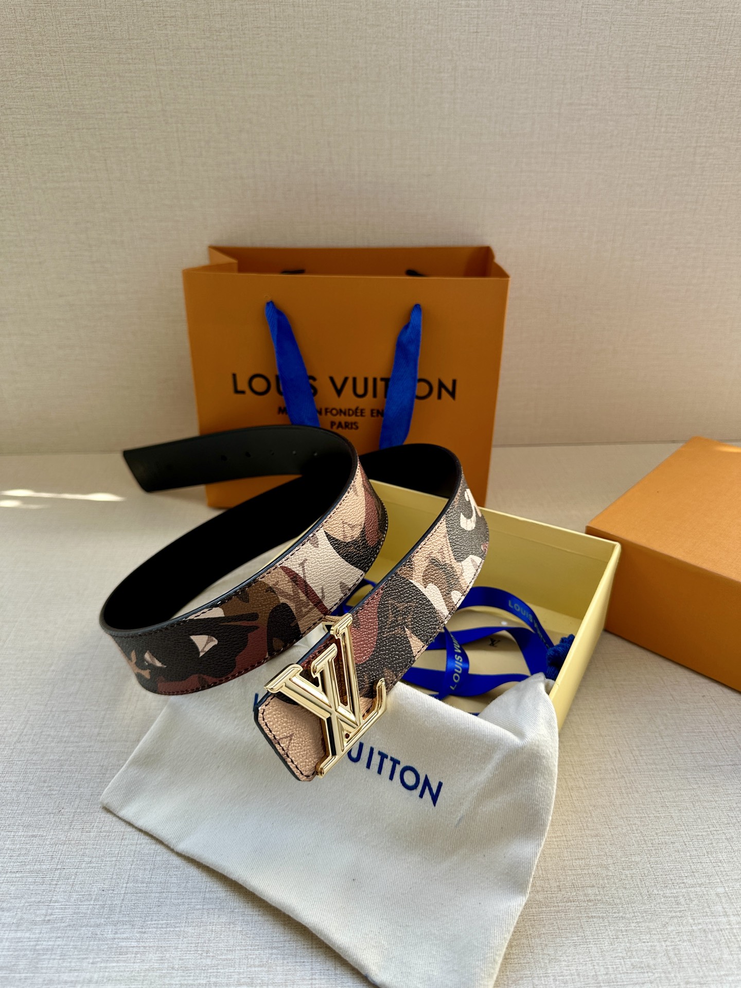  4.0宽 本款 LV Initiales 双面腰带出自 LV Portrait 系列，以拼接图案诠释团
