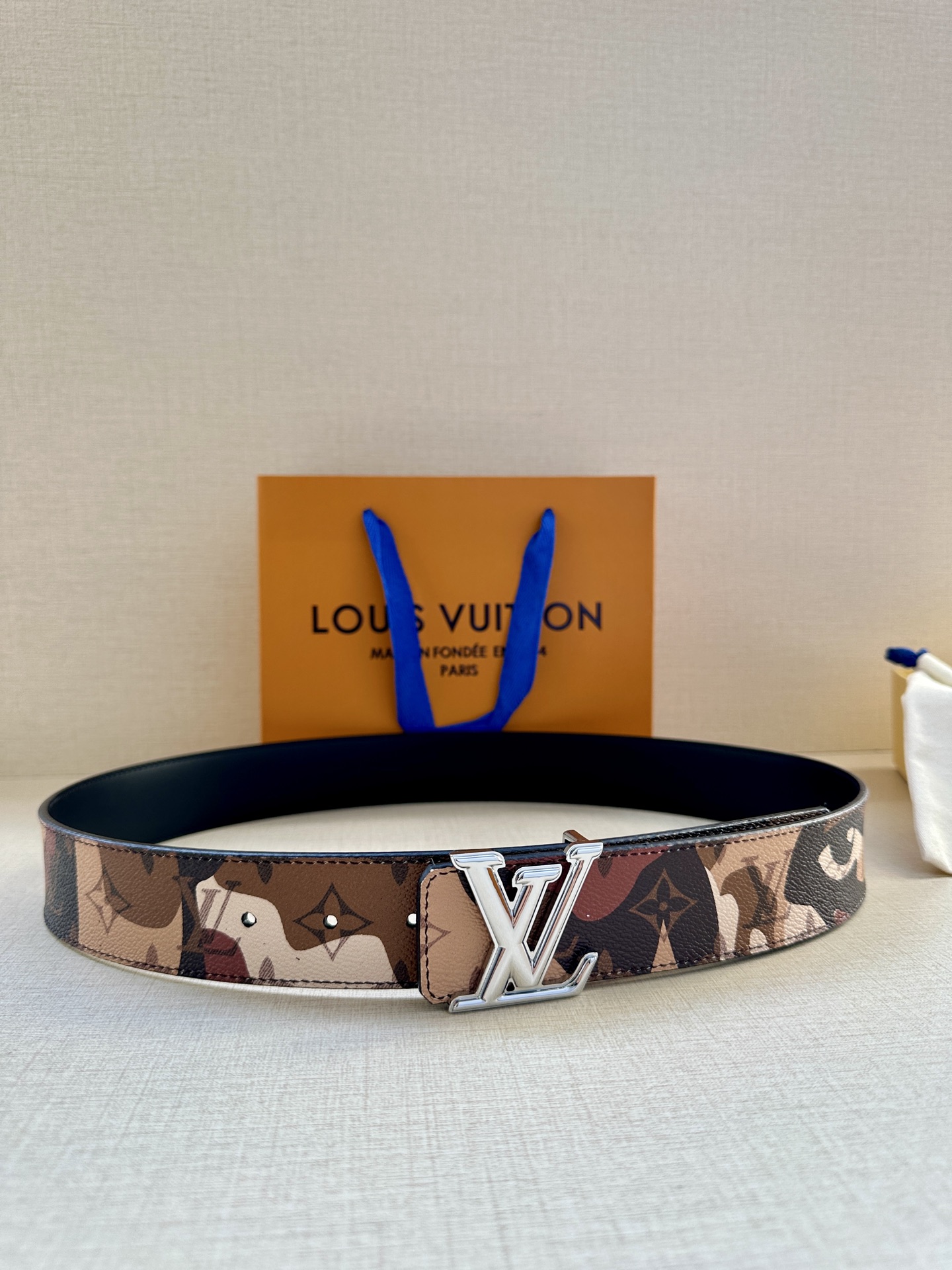  4.0宽 本款 LV Initiales 双面腰带出自 LV Portrait 系列，以拼接图案诠释团