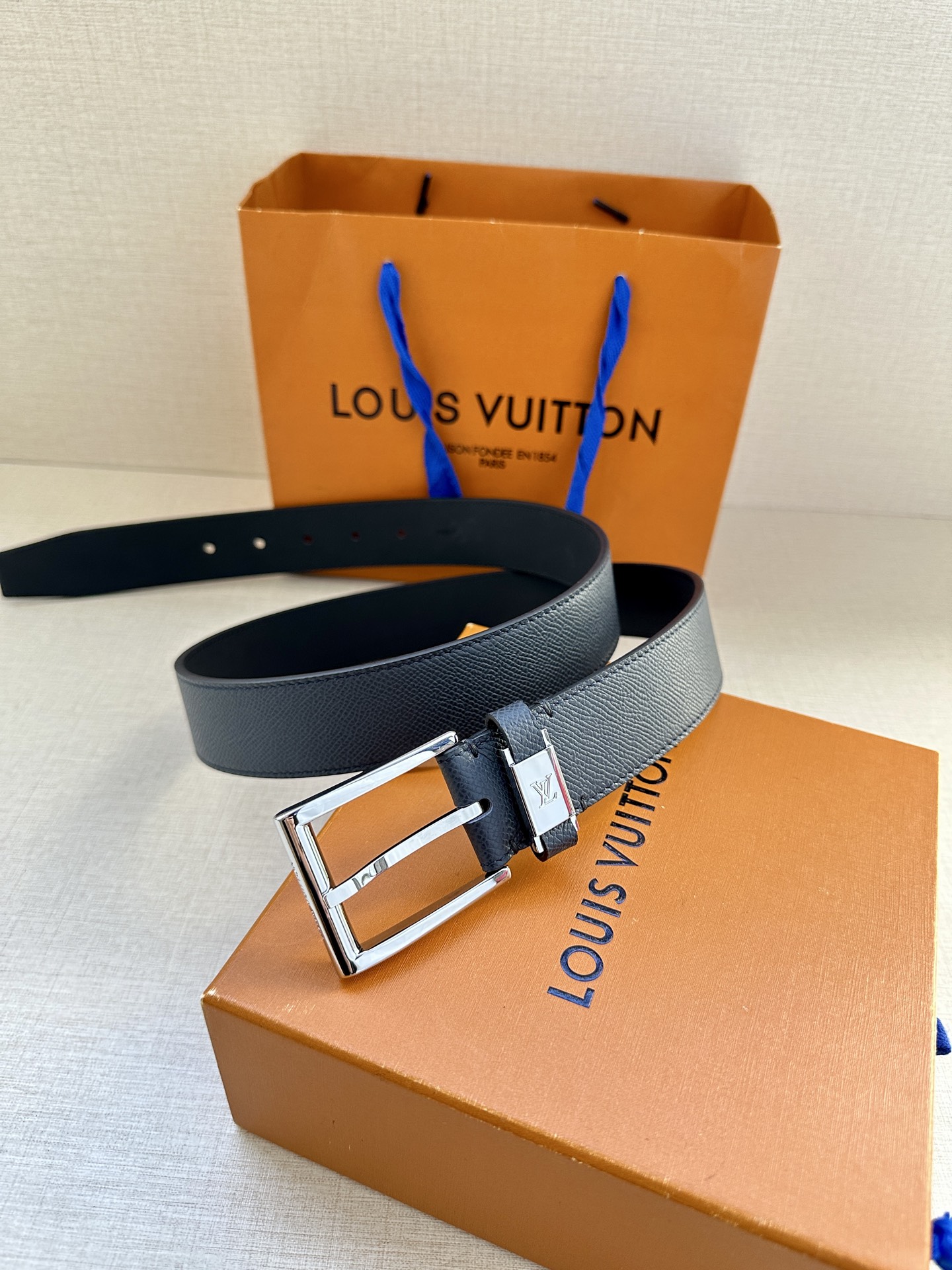  本款 LV City Pin 腰带以深邃 Taïga 皮革构筑纤细轮廓，传递简约美学。金属塑造 LV 
