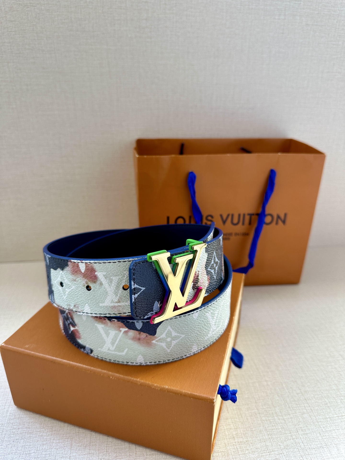  本款4.0宽LV Initials 双面腰带以醒目图案描摹烧焦的纸张，唤起对熊熊篝火和户外时光的回忆。