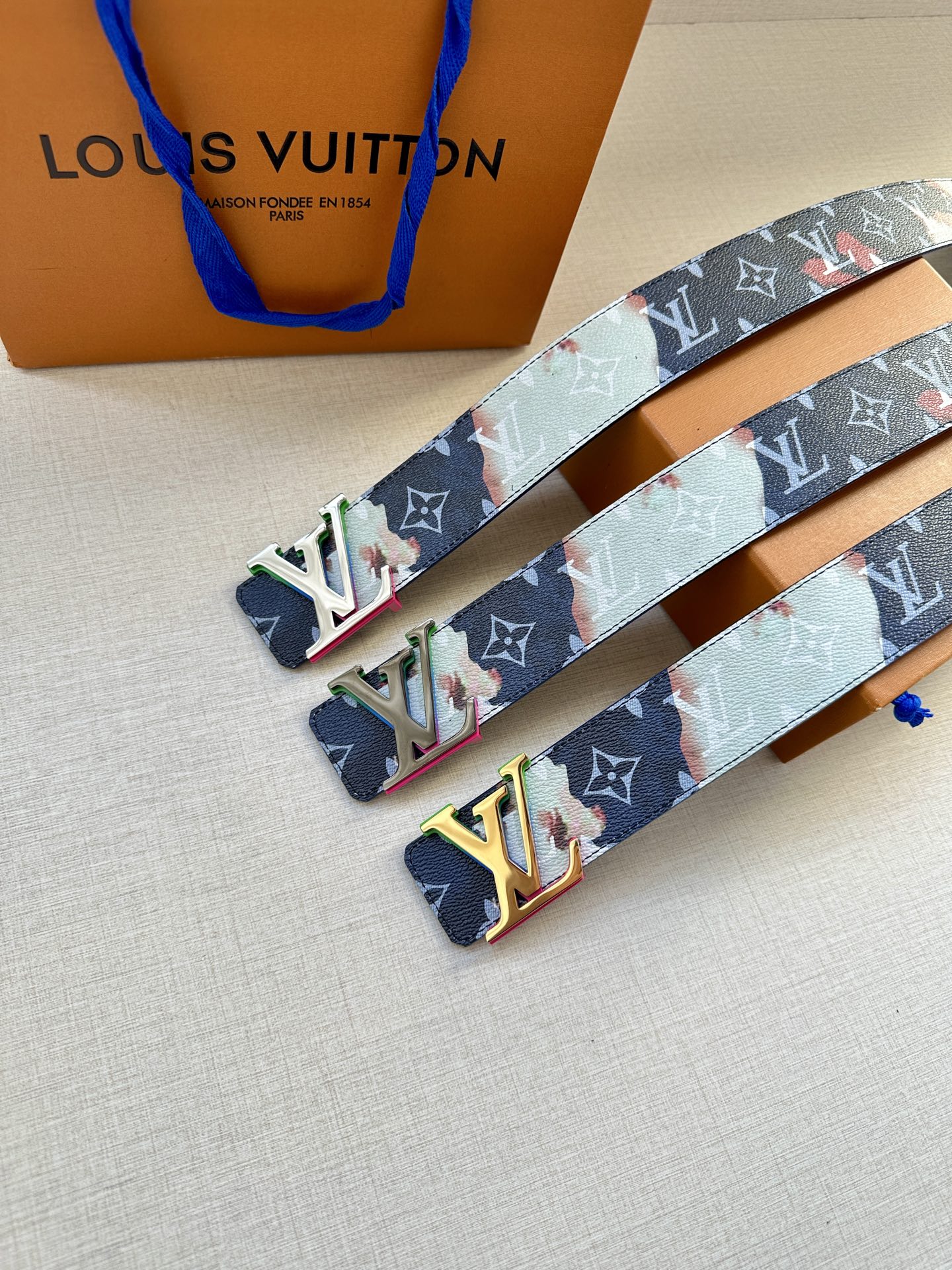  本款4.0宽LV Initials 双面腰带以醒目图案描摹烧焦的纸张，唤起对熊熊篝火和户外时光的回忆。