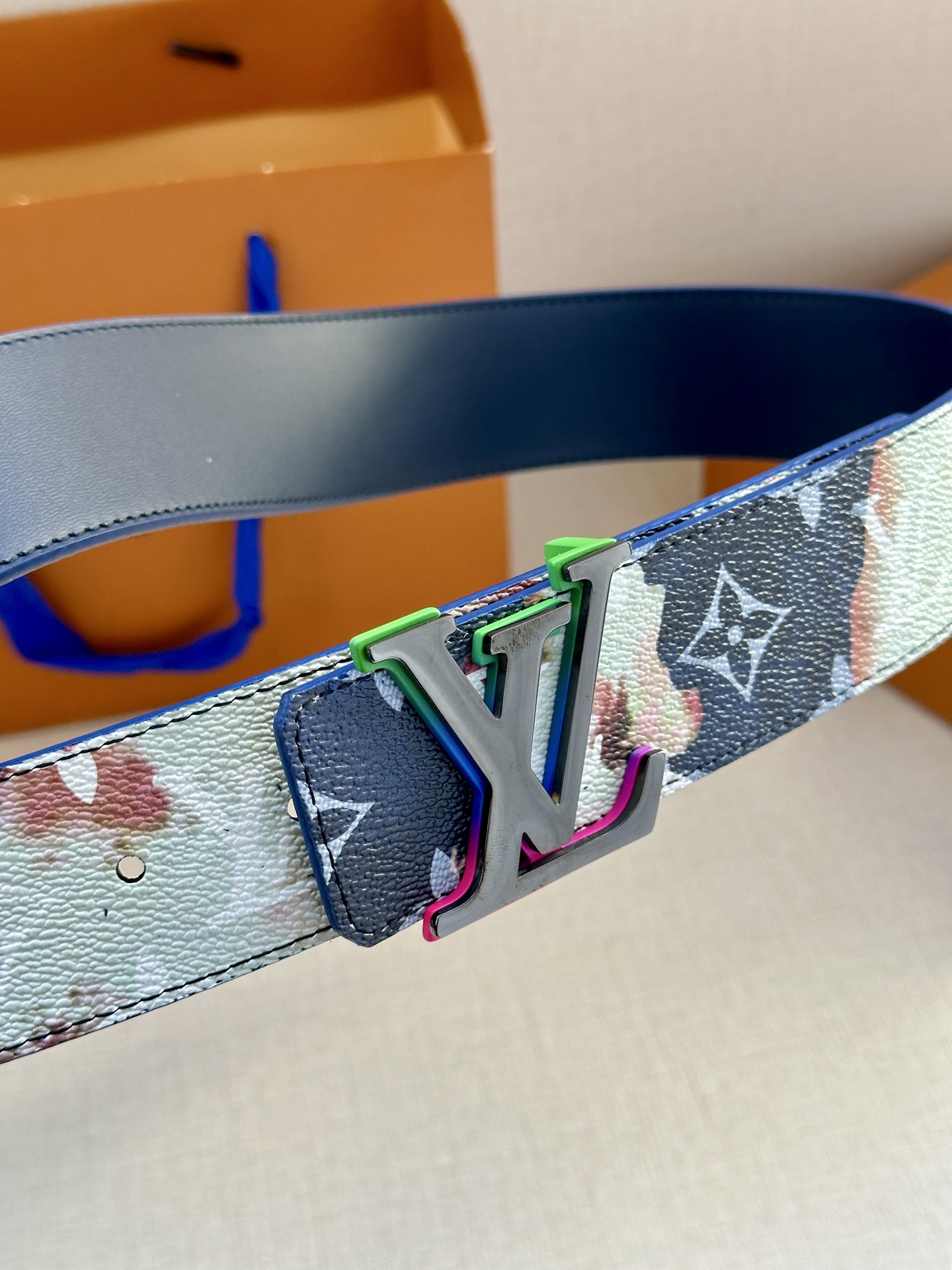  本款4.0宽LV Initials 双面腰带以醒目图案描摹烧焦的纸张，唤起对熊熊篝火和户外时光的回忆。