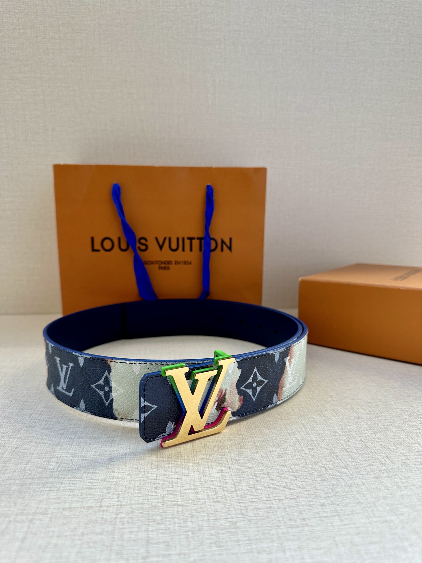  本款4.0宽LV Initials 双面腰带以醒目图案描摹烧焦的纸张，唤起对熊熊篝火和户外时光的回忆。